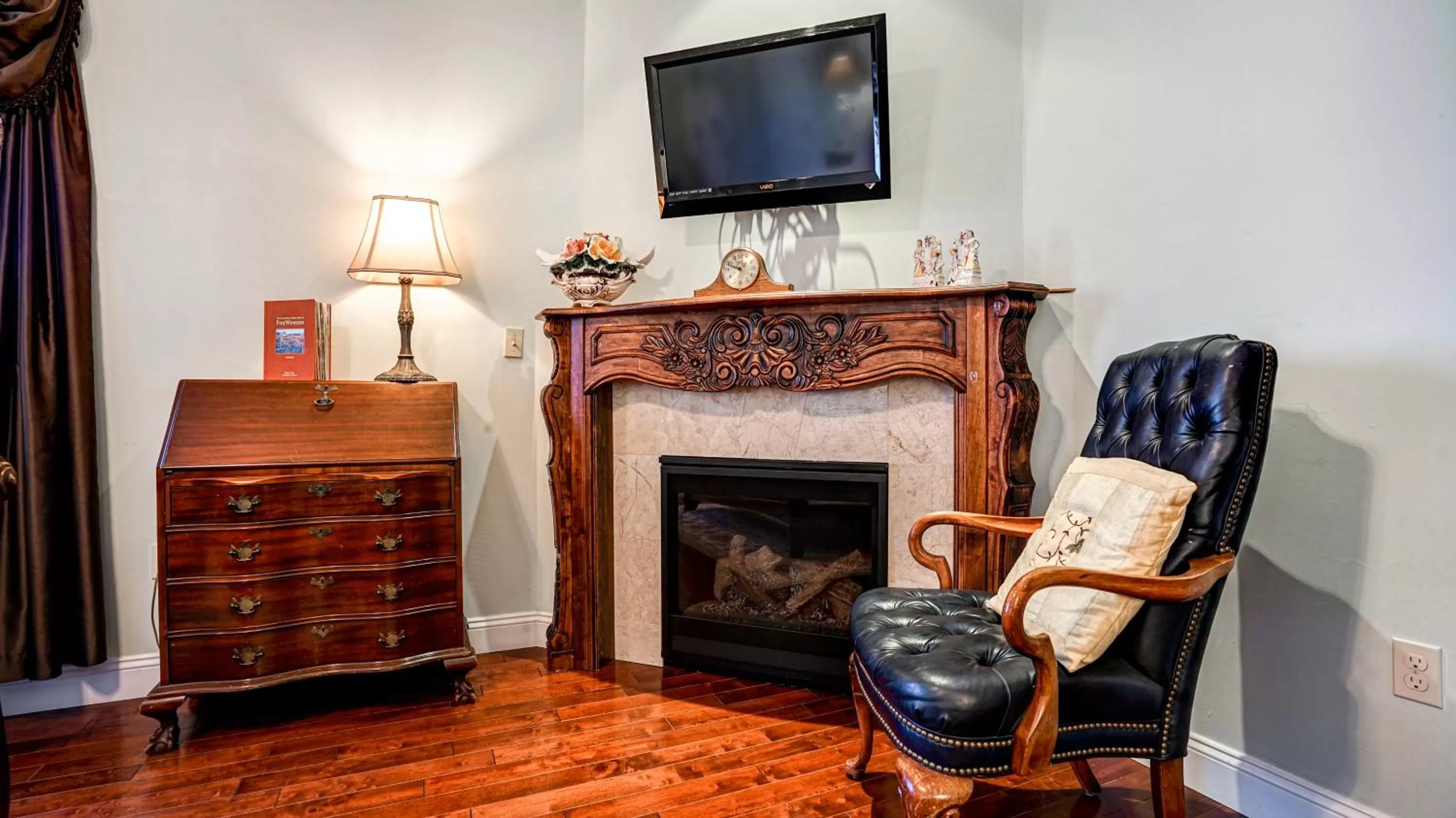 Deluxe King Suite in The River Belle Inn