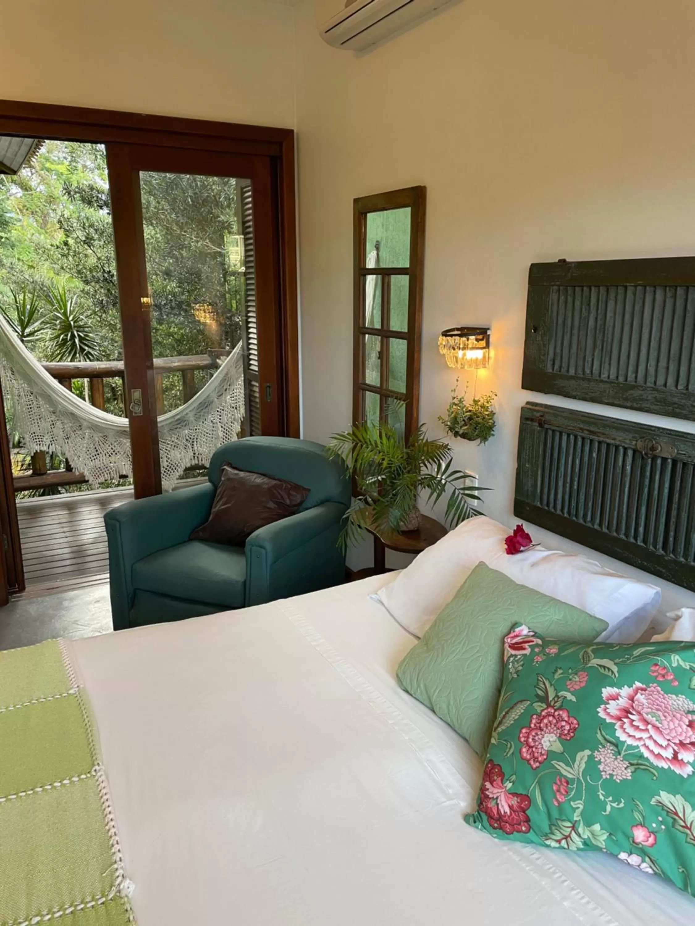 Photo of the whole room, Bed in Pousada Santarina