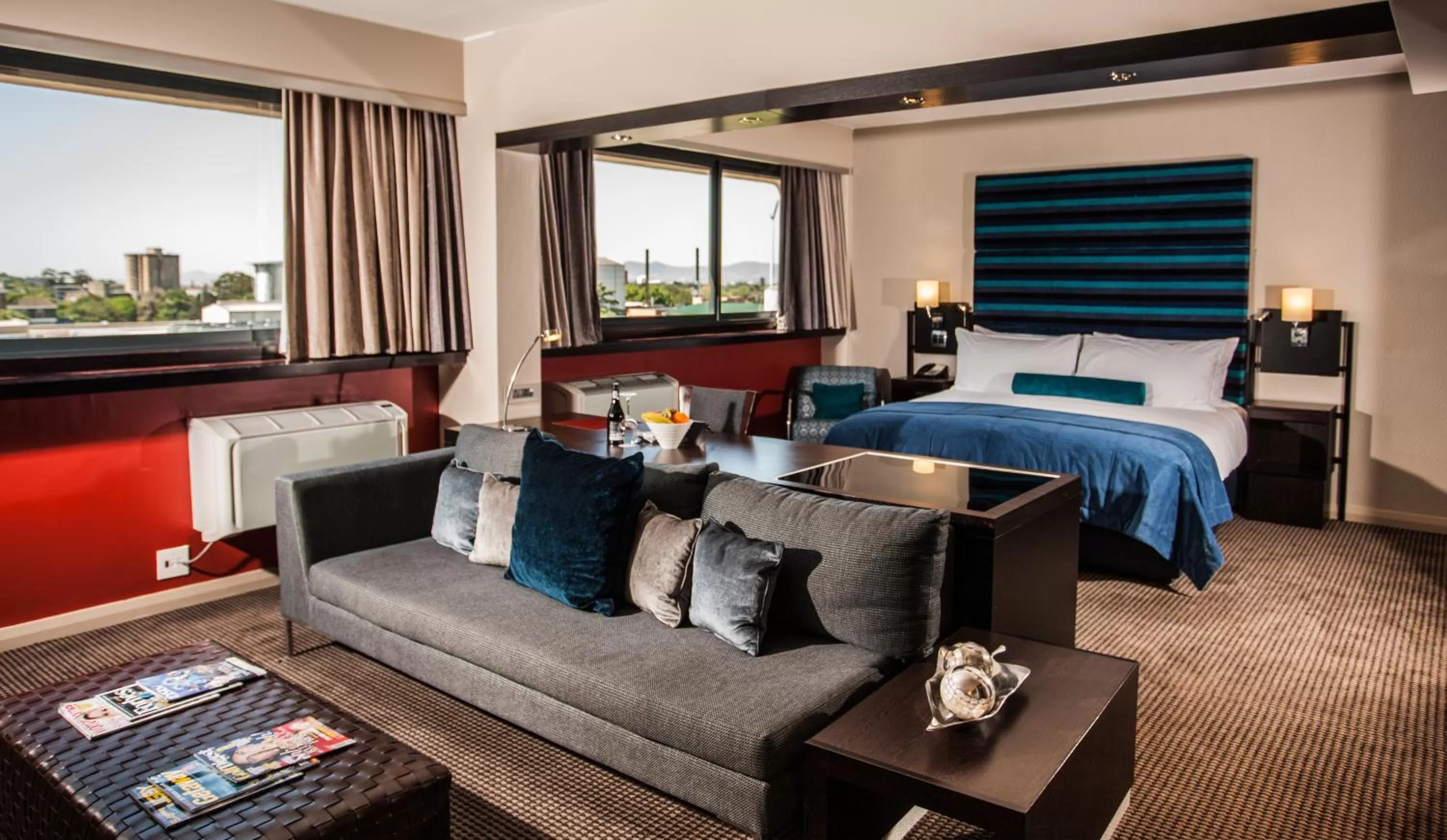 Living room, Bed in Southern Sun Newlands