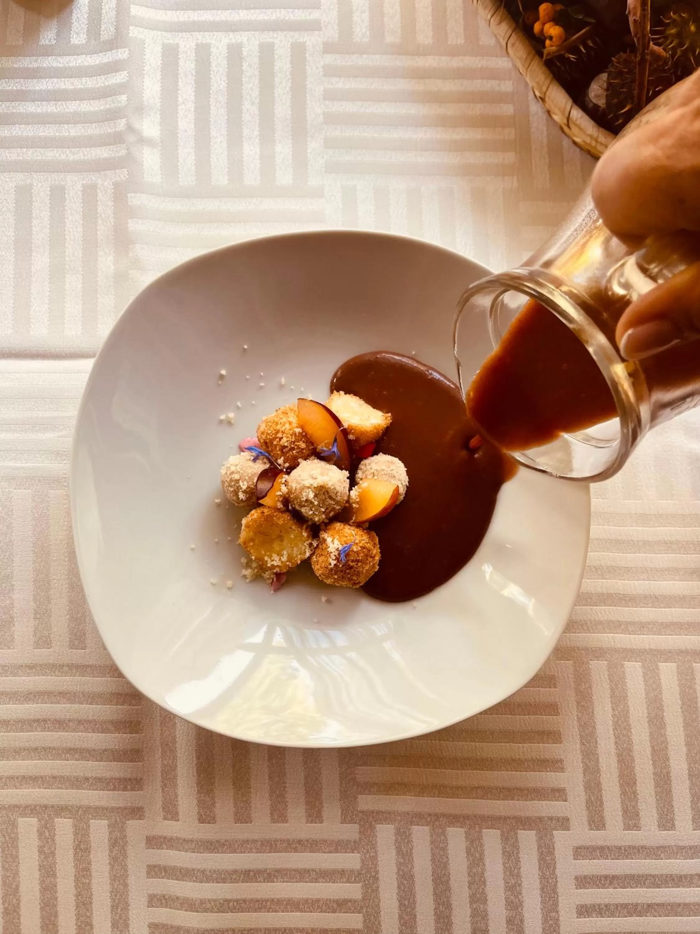 Restaurant/places to eat in Villa Hotel