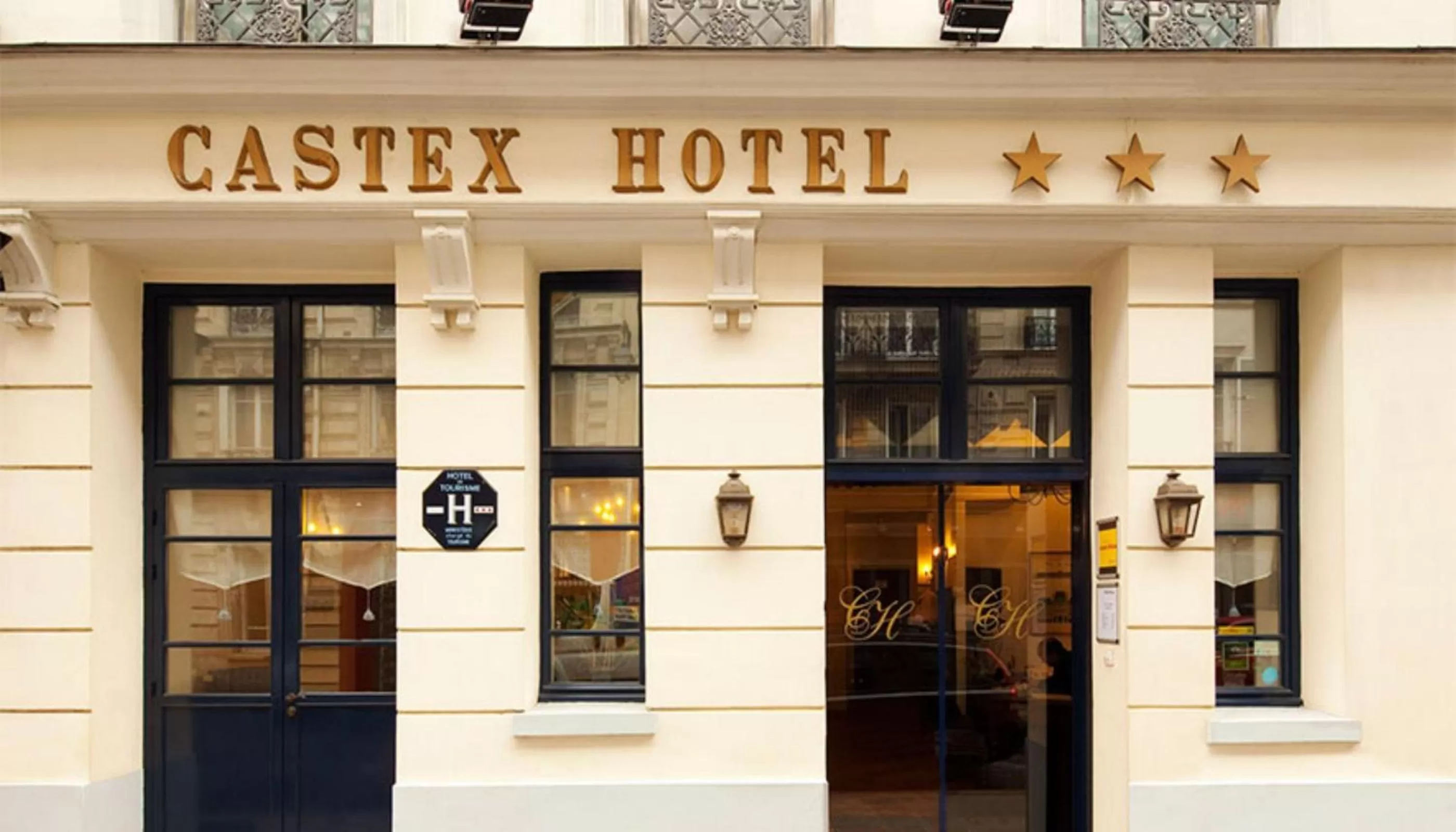 Facade/entrance in Castex Hotel
