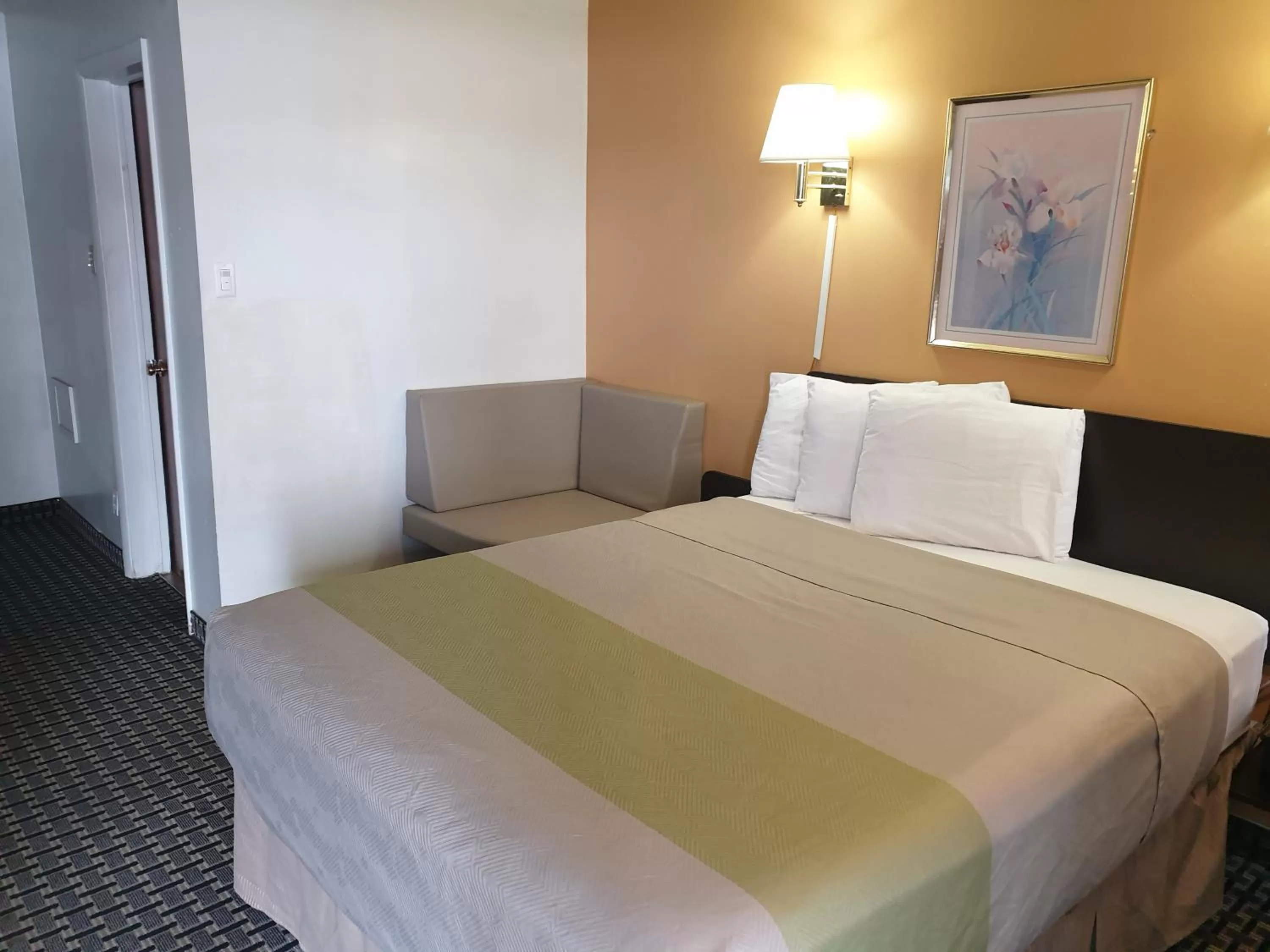 Bed in Split Mountain Motel