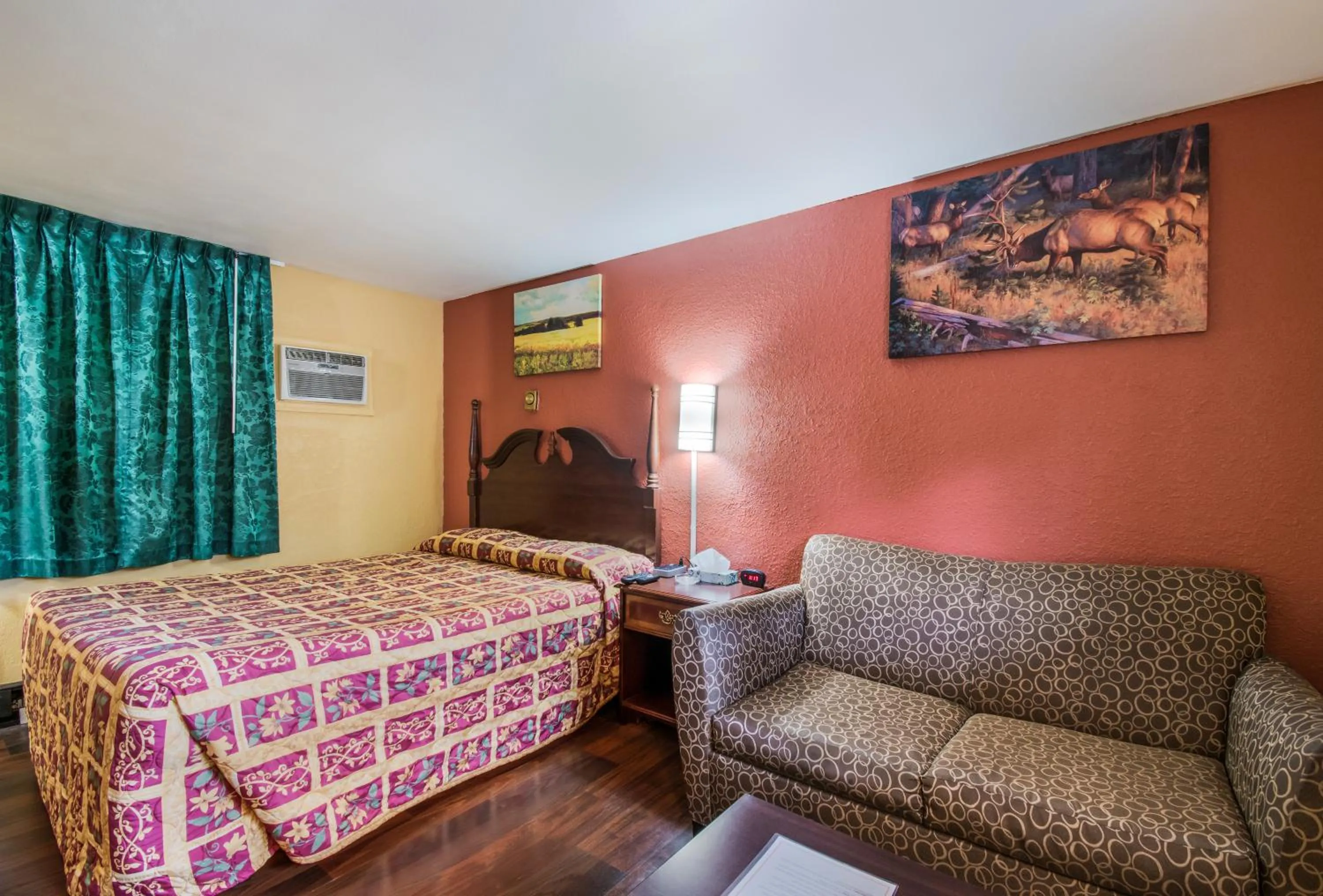 Bed in Highland Inn New Cumberland