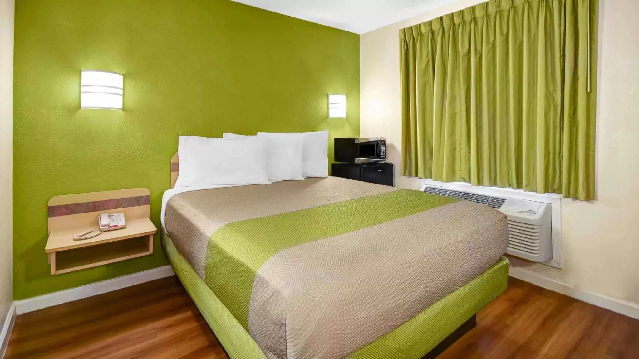 Bedroom, Bed in Lakeside Inn Lake Havasu City