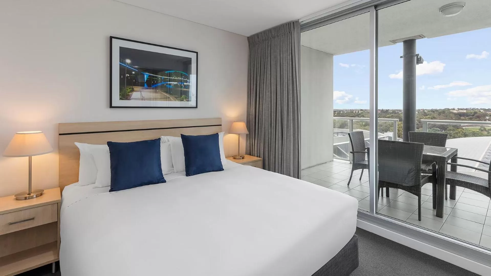 Balcony/Terrace, Bed in Oaks Adelaide Embassy Suites