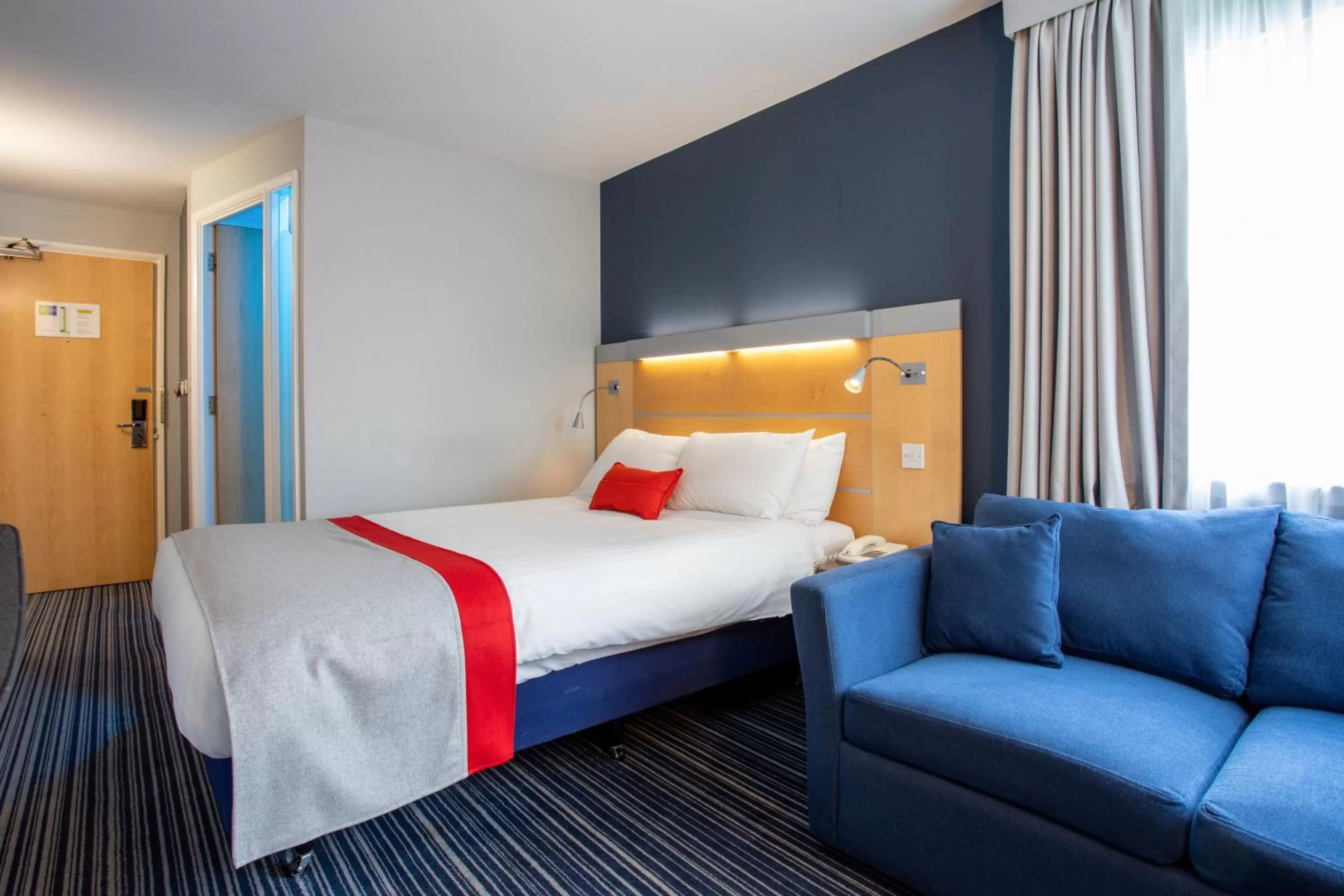 Photo of the whole room, Bed in Holiday Inn Express Dunfermline by IHG