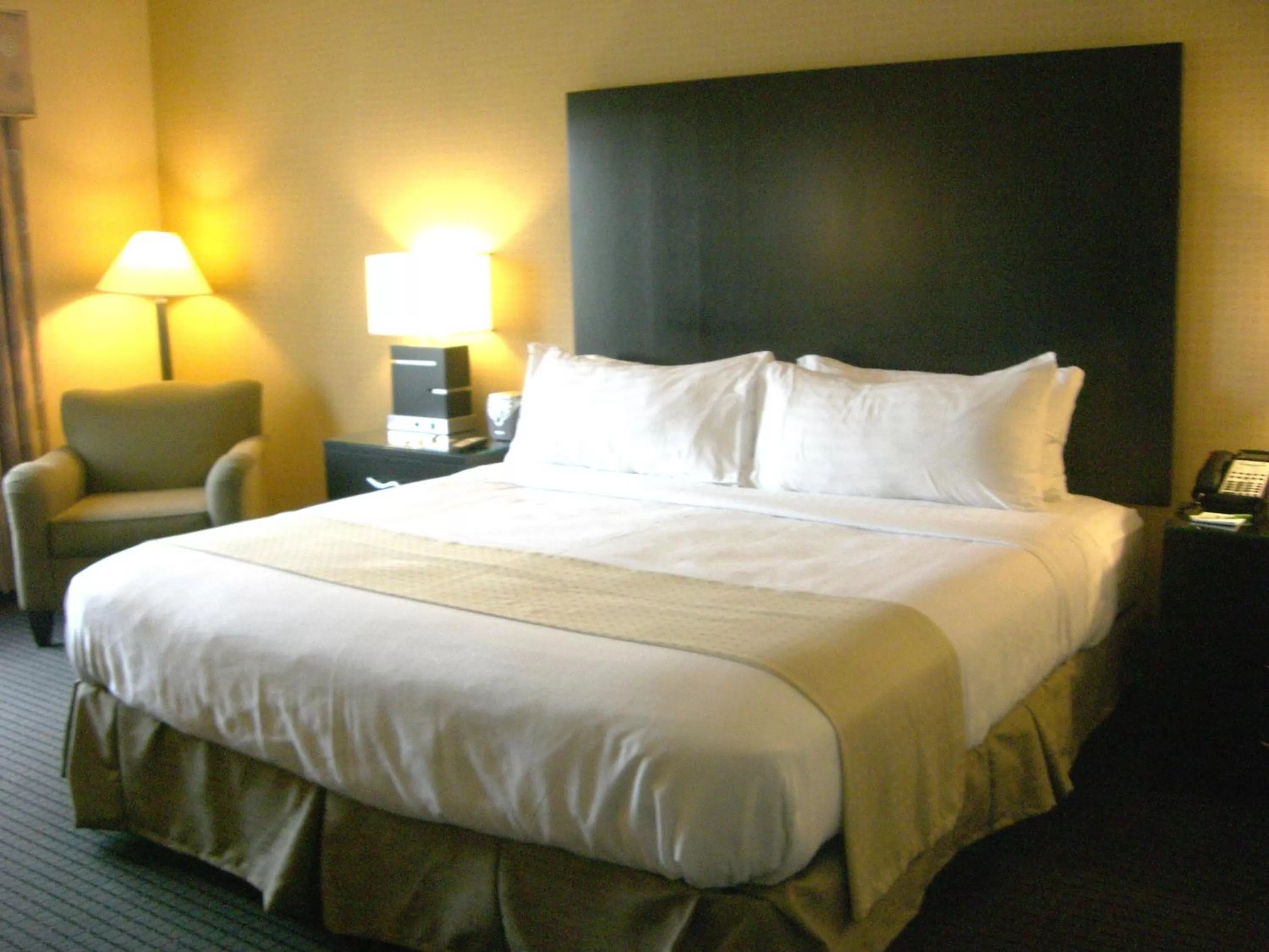 Bed in Holiday Inn St. Paul Northeast - Lake Elmo by IHG