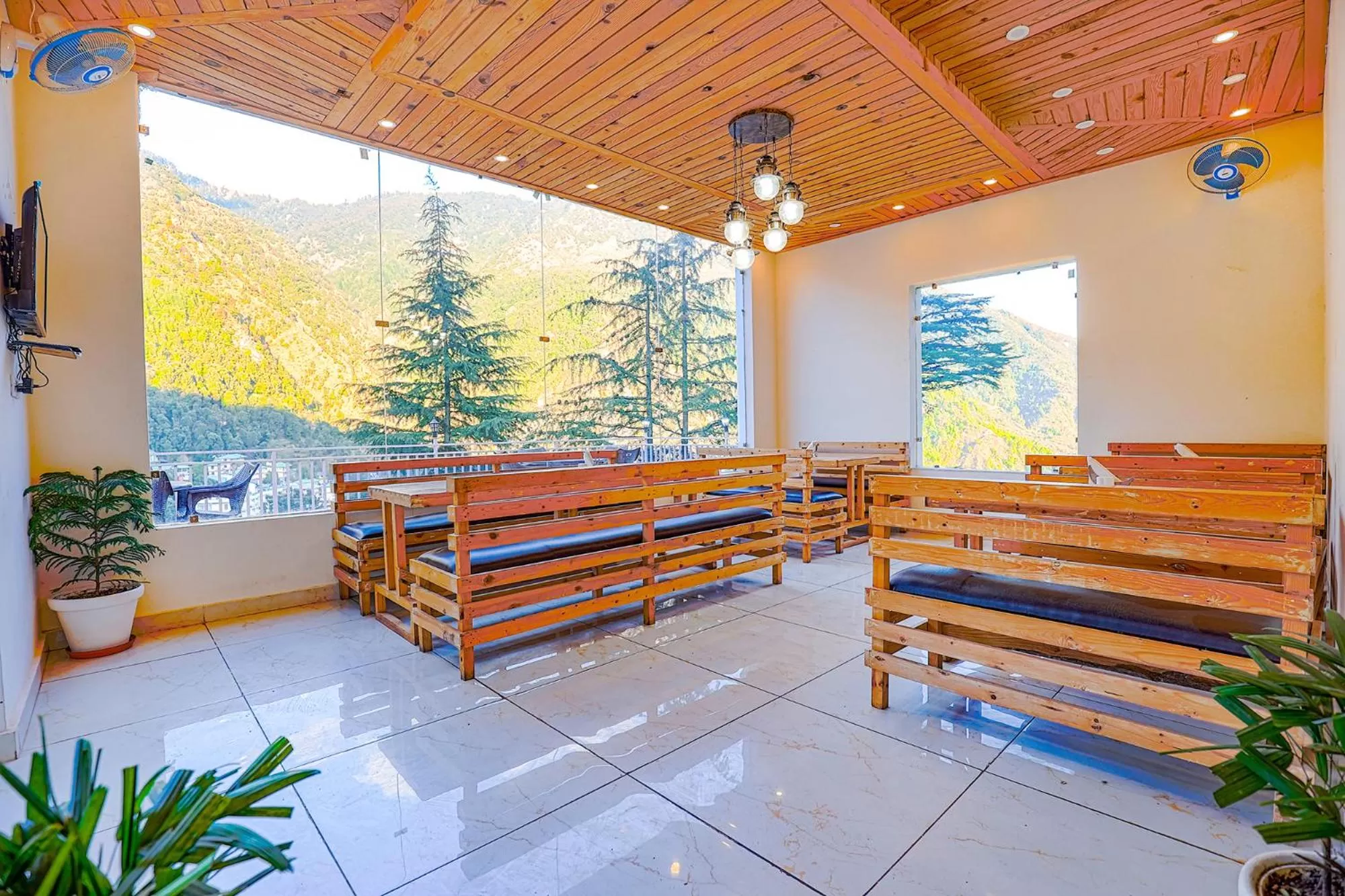 Restaurant/places to eat in FabHotel Green Origins