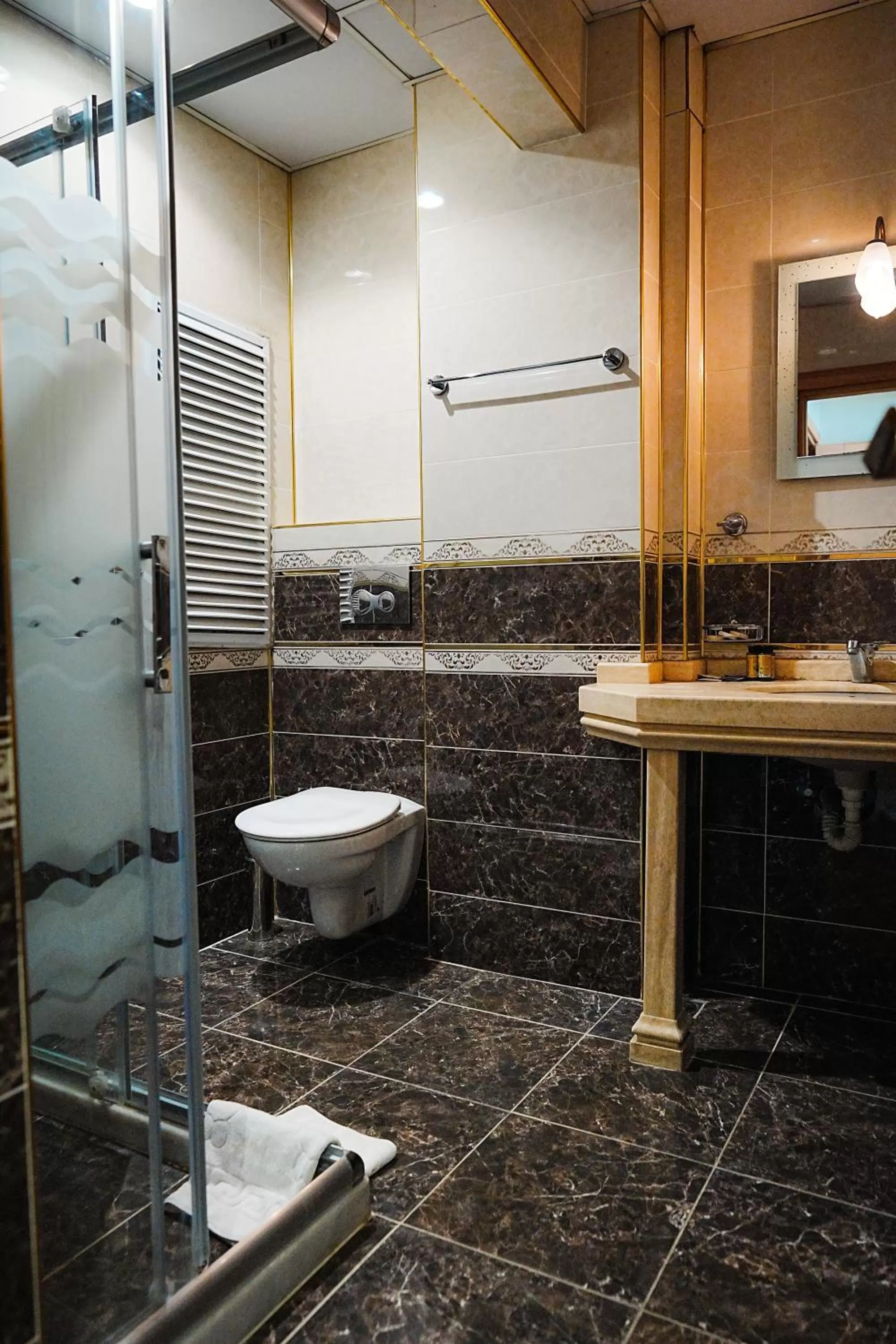 Bathroom in Reyyan Hotel