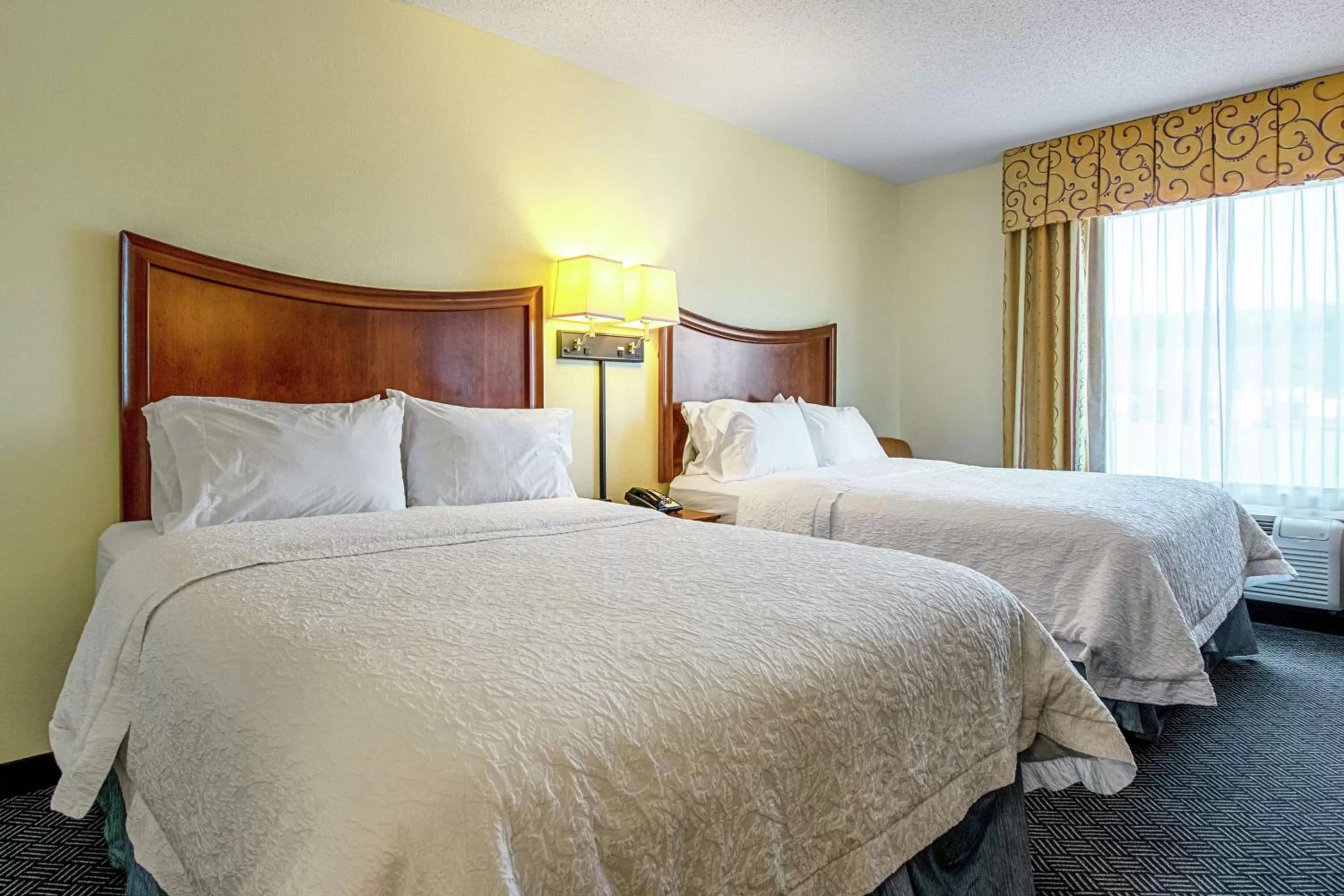 Bed in Hampton Inn Pine Grove