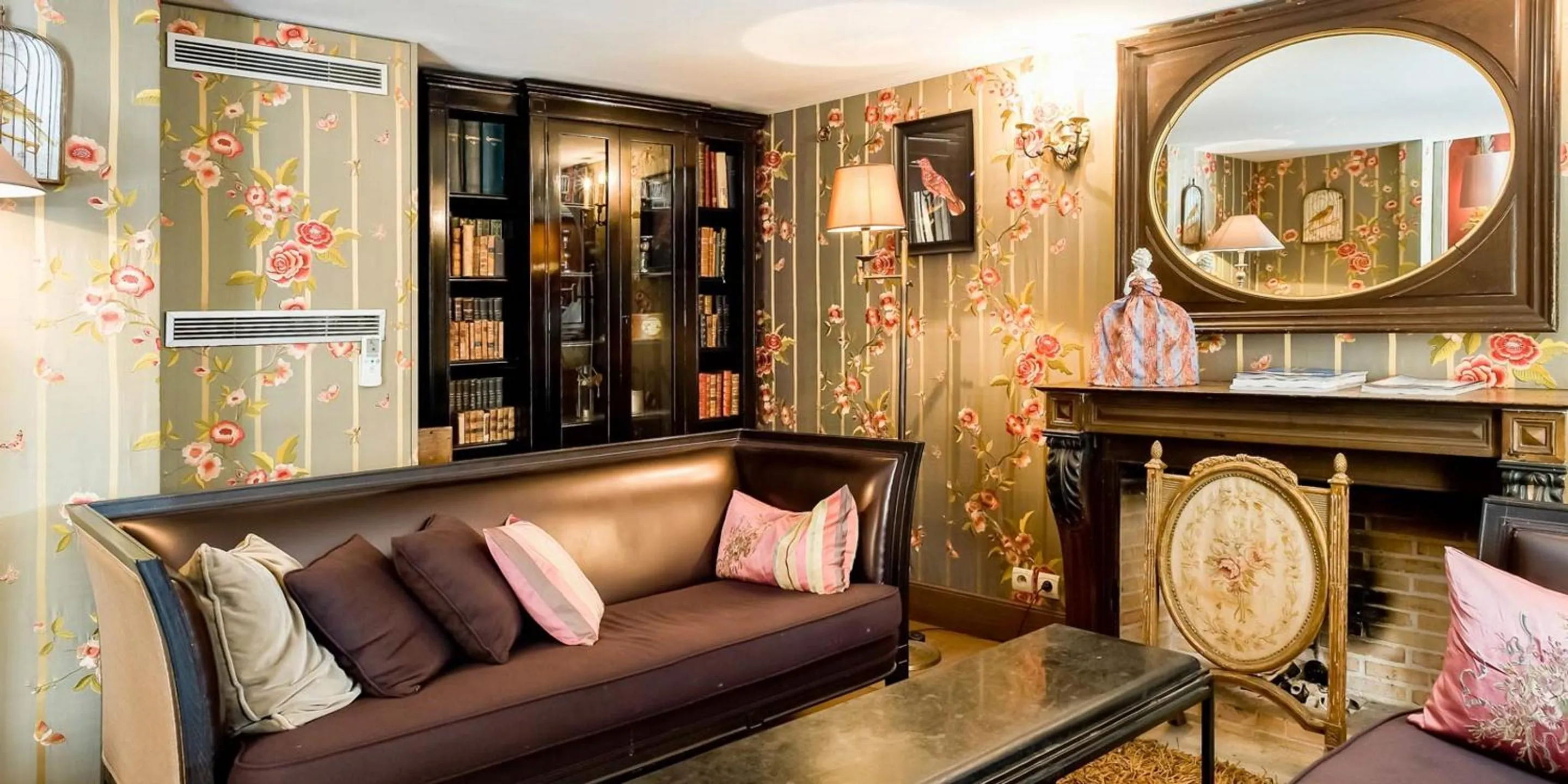 Lounge or bar in Hôtel Chateaubriand