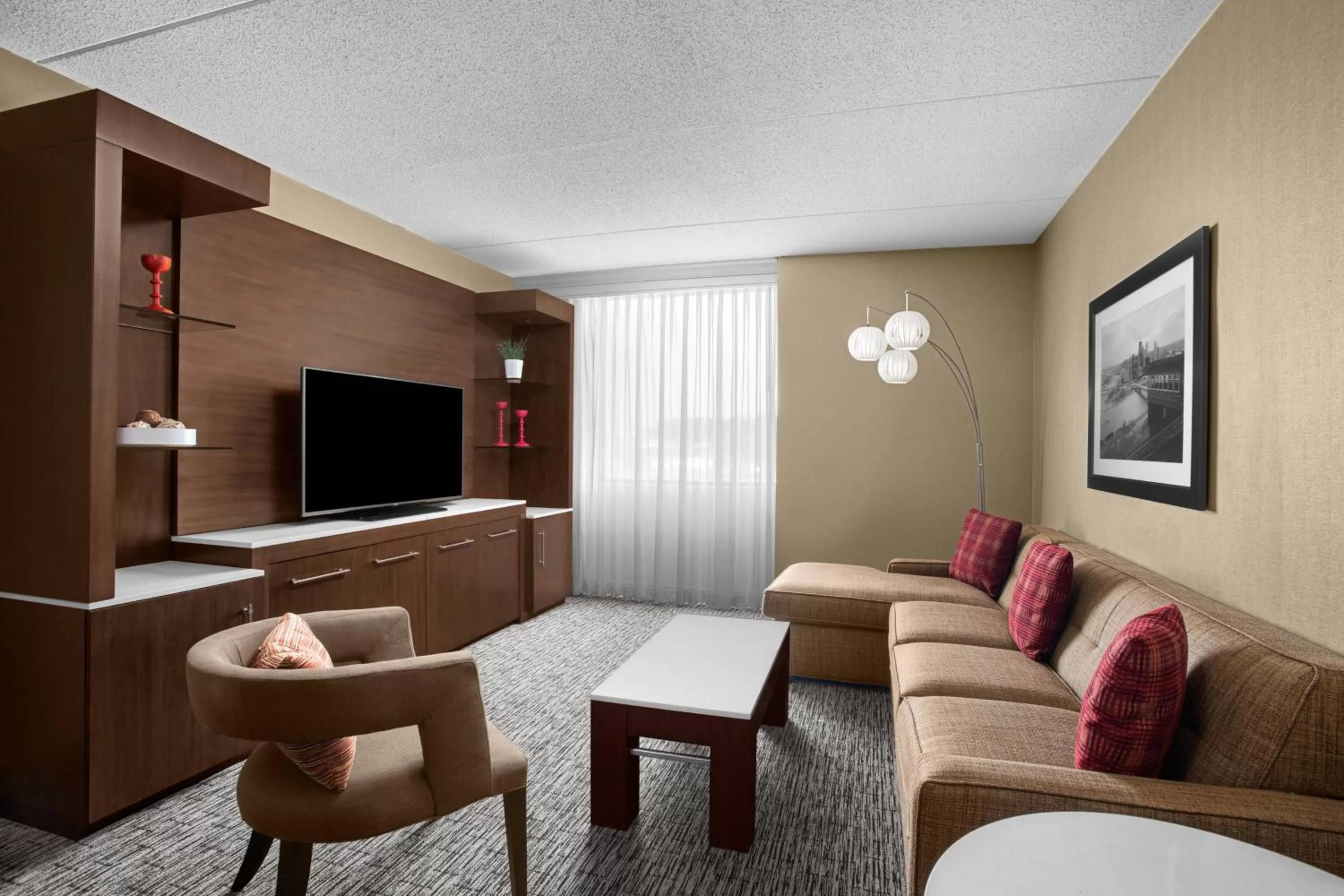 Living room in Pittsburgh Marriott North