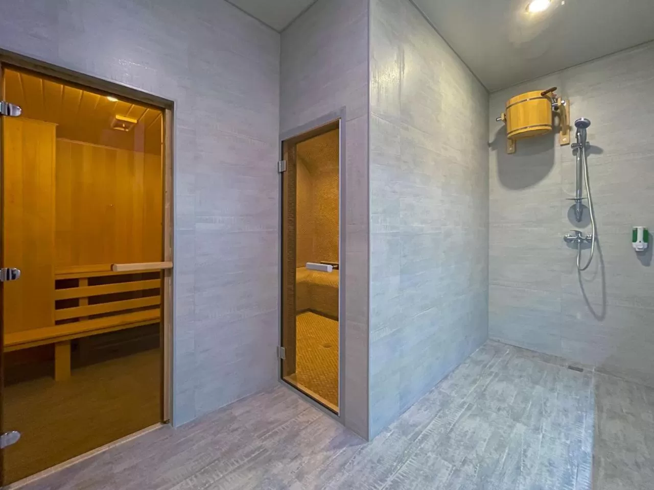 Sauna in "Rush Hotel"