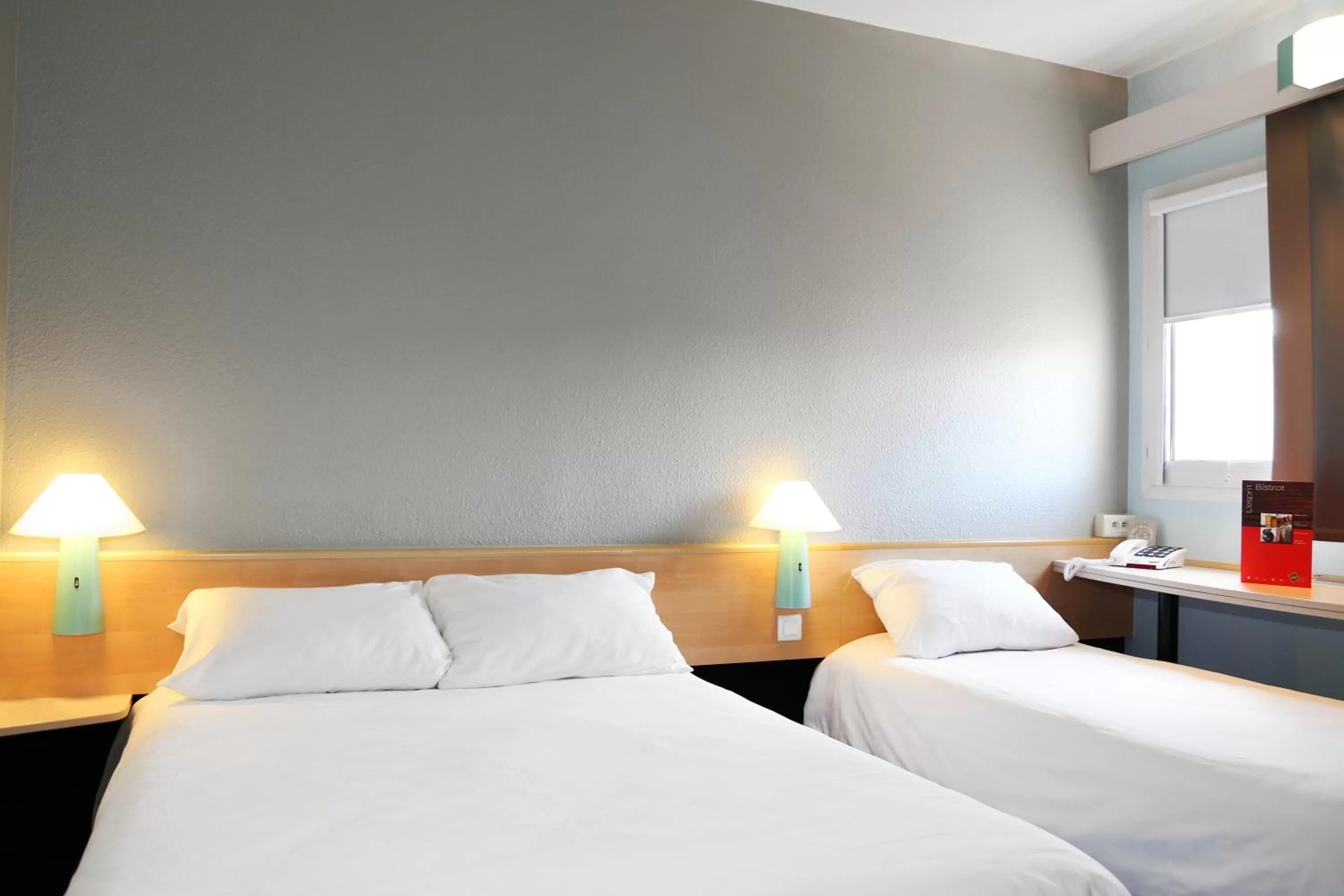 Bed in ibis Orange Centre Echangeur A7 A9