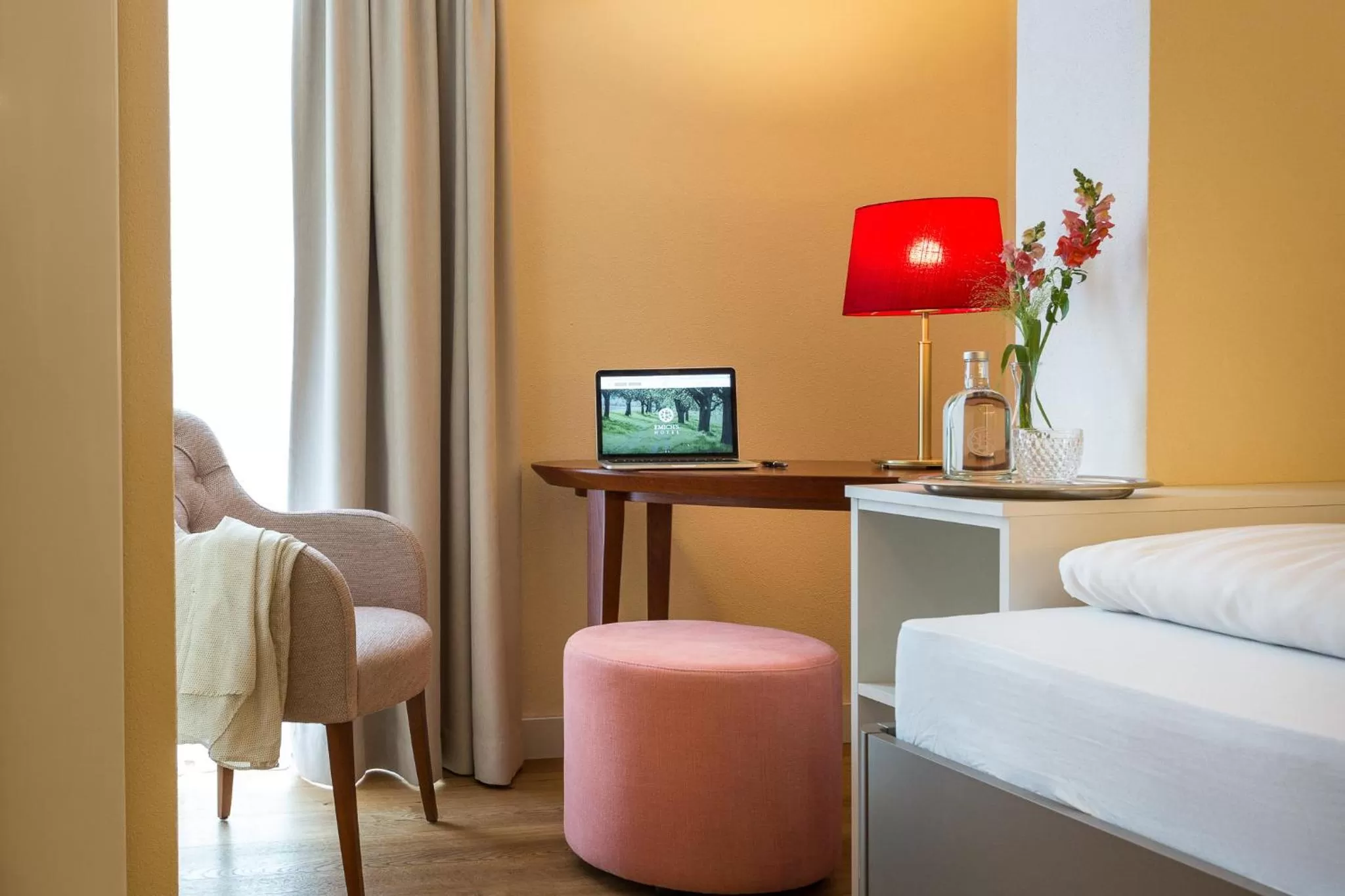 Bed in EMICH´S Hotel