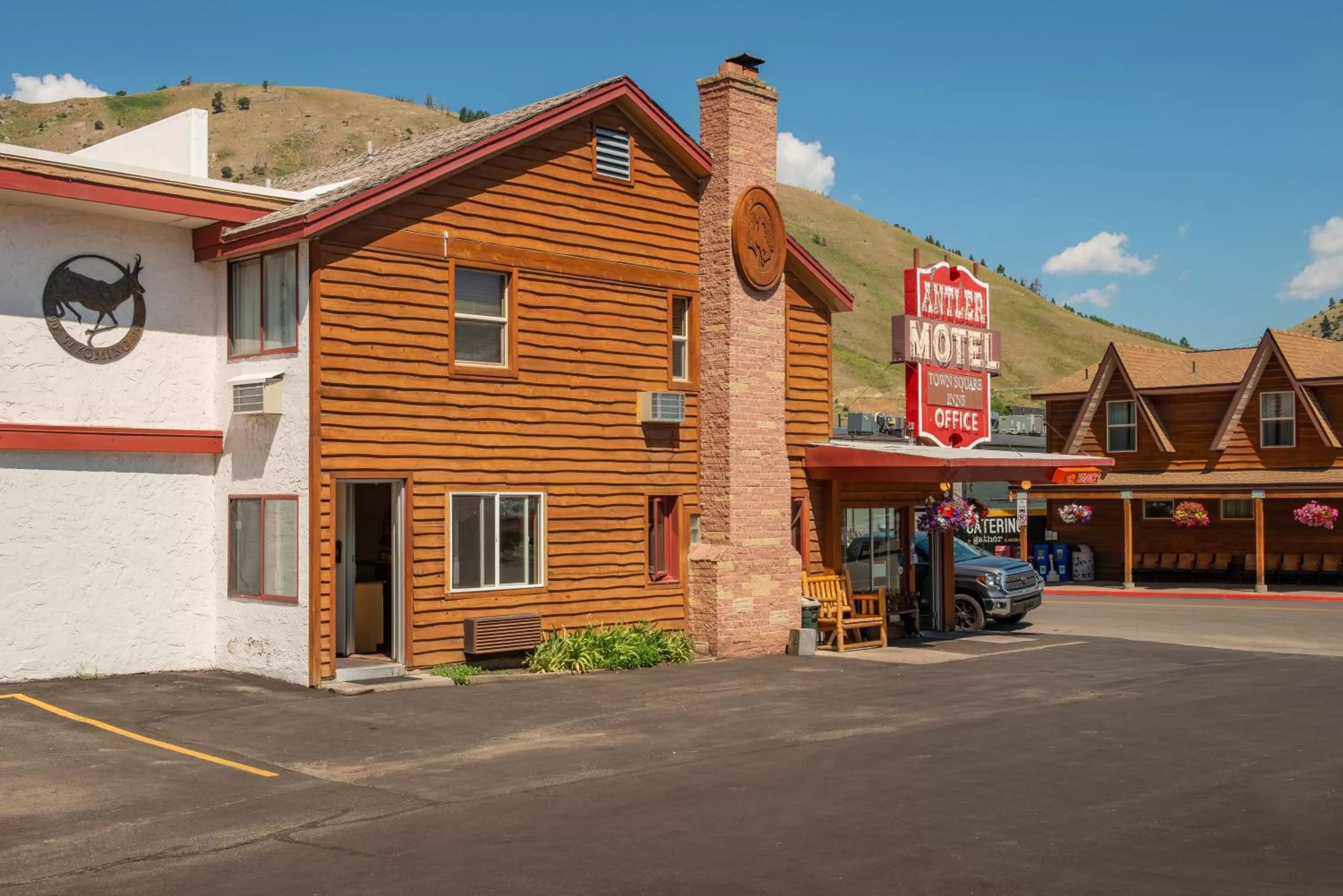 Facade/entrance in Antler Inn