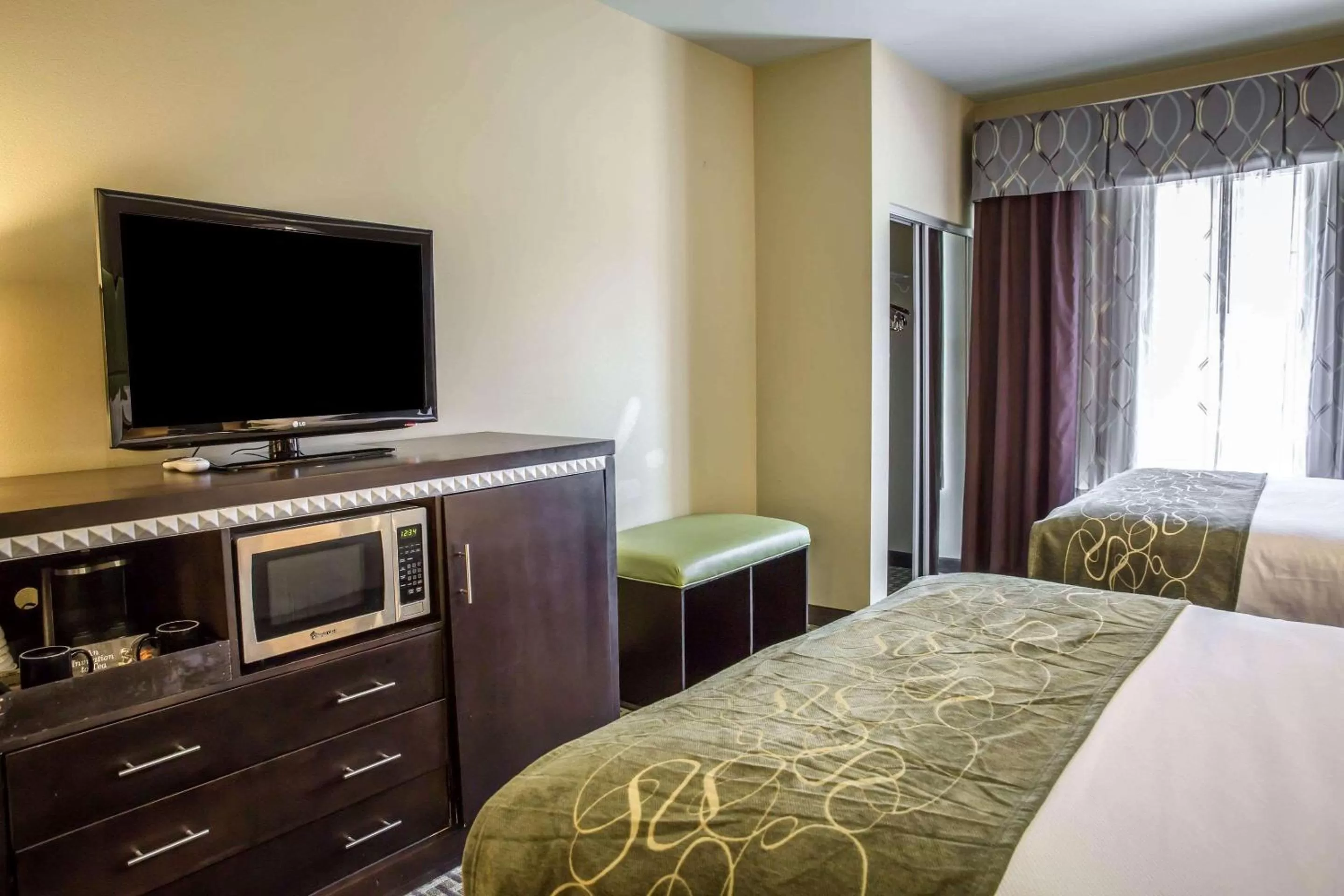 Photo of the whole room, Bed in Comfort Suites New Bern near Cherry Point