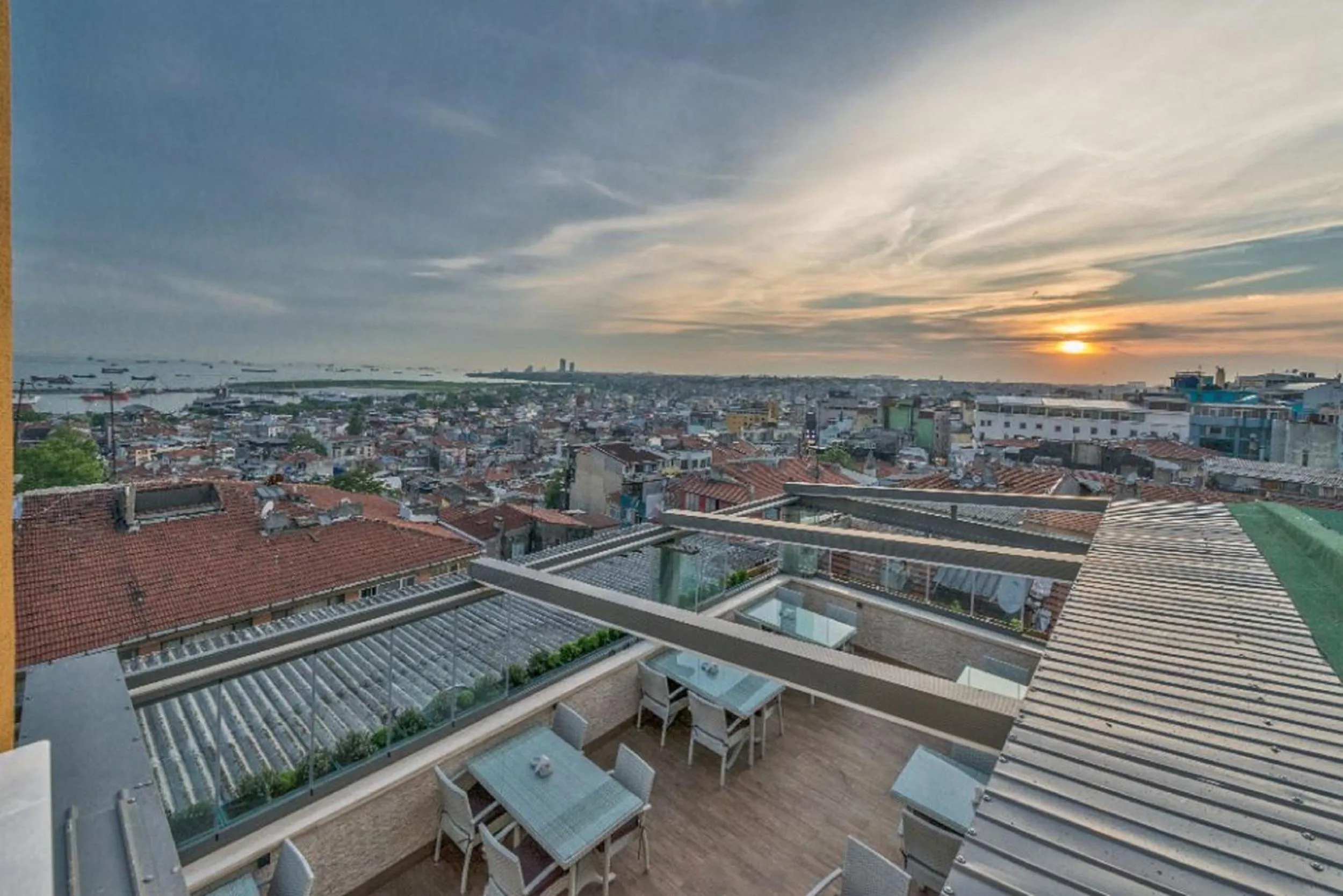 Restaurant/places to eat in Selenay Hotel