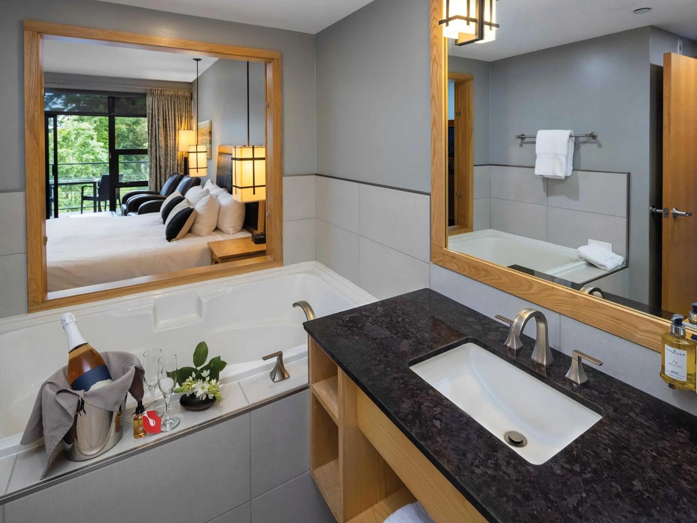Bathroom, Bed in Brentwood Bay Resort & Spa