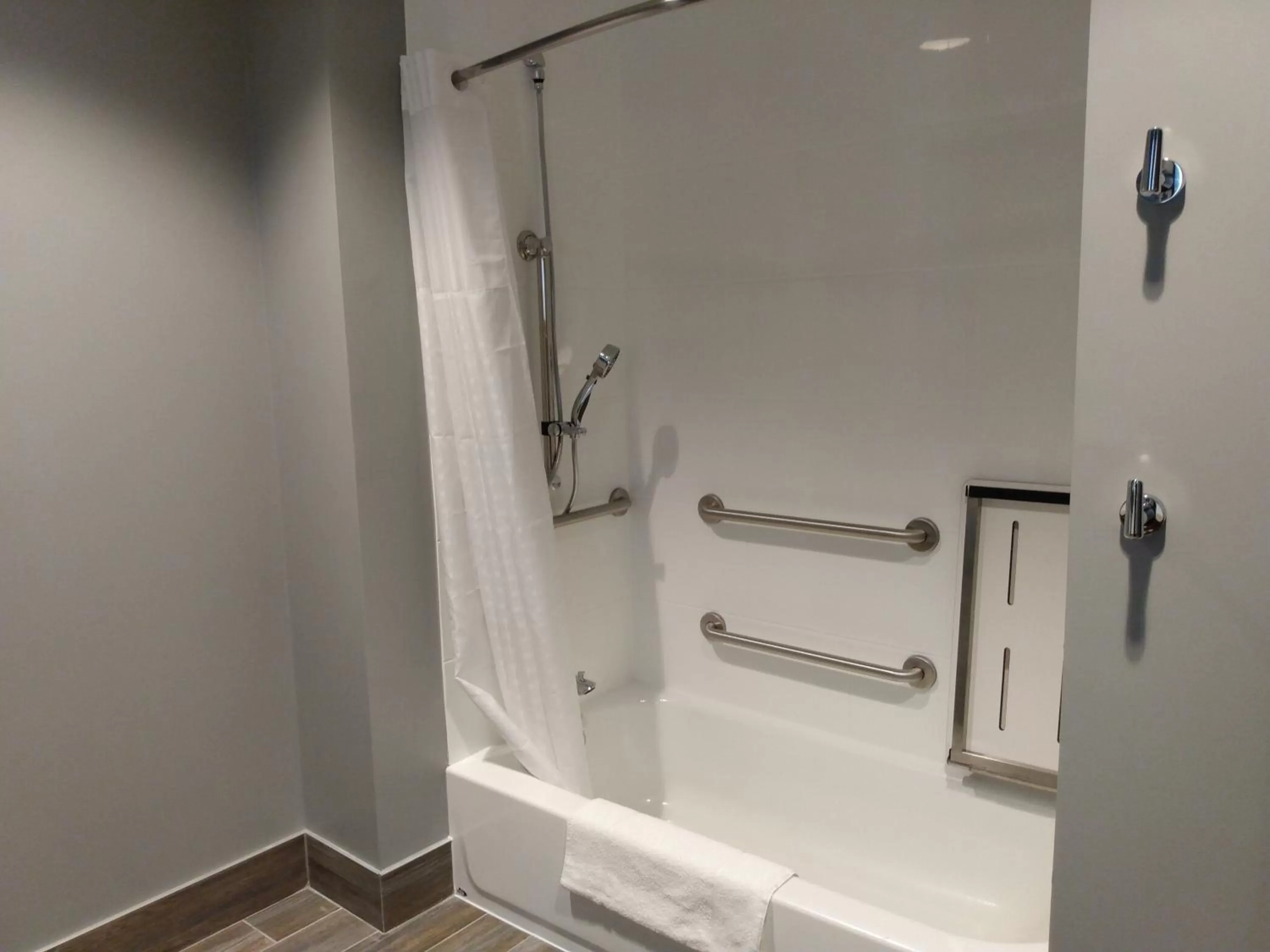 Bath in La Quinta Inn & Suites by Wyndham Bardstown