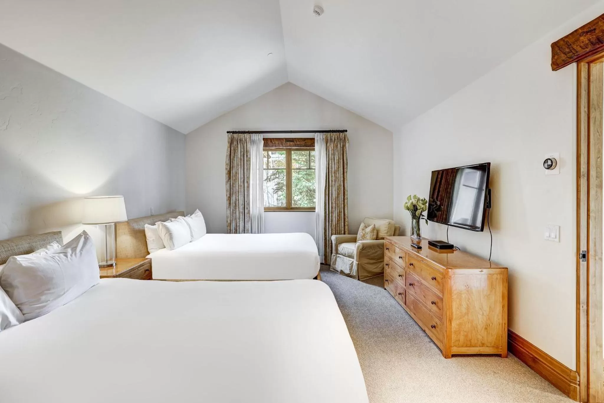 Photo of the whole room, Bed in The Arrabelle at Vail Square, a RockResort