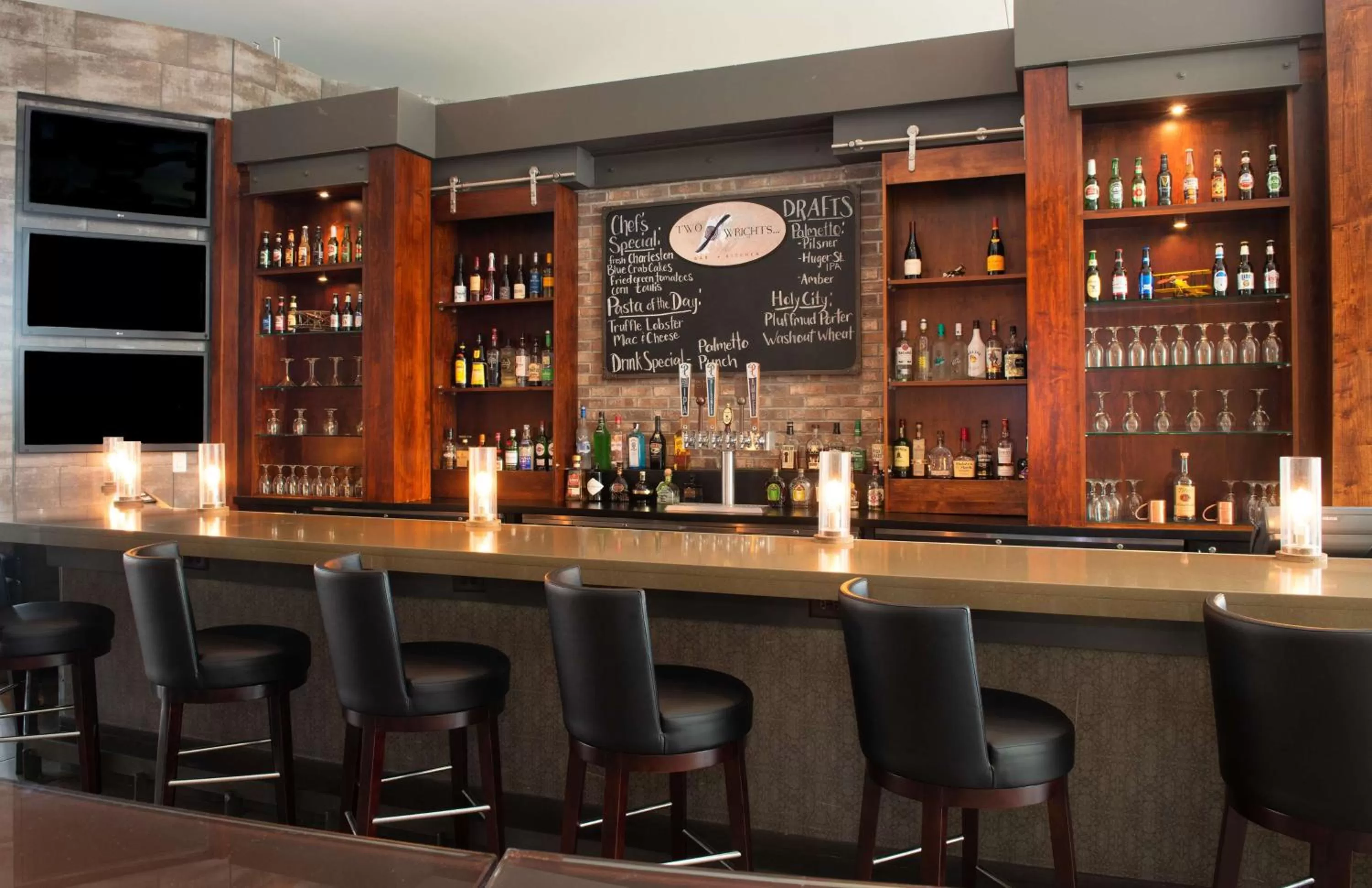 Lounge or bar in DoubleTree Hotel & Suites Charleston Airport