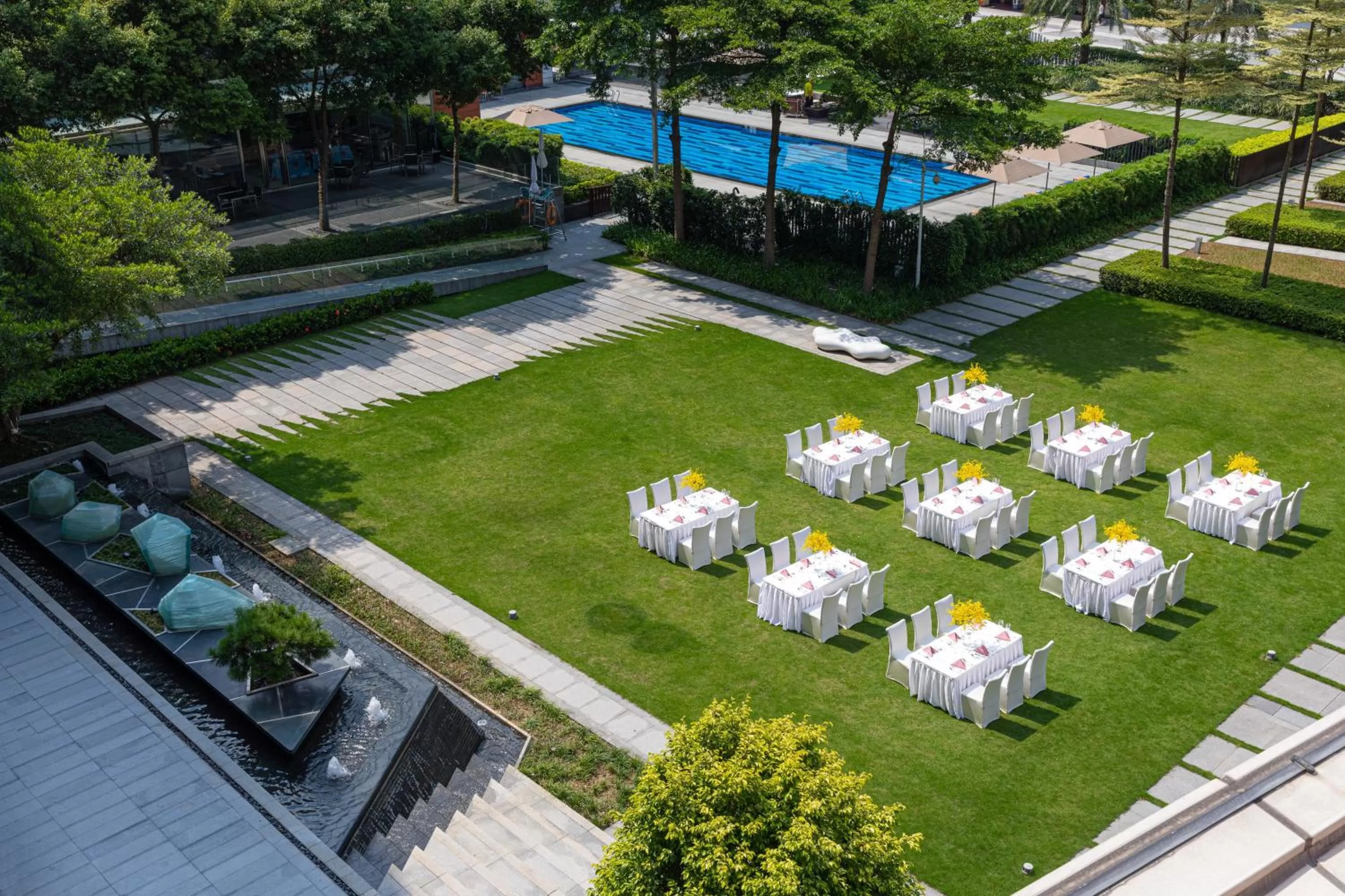 Meeting/conference room in Crowne Plaza Guangzhou Huadu by IHG