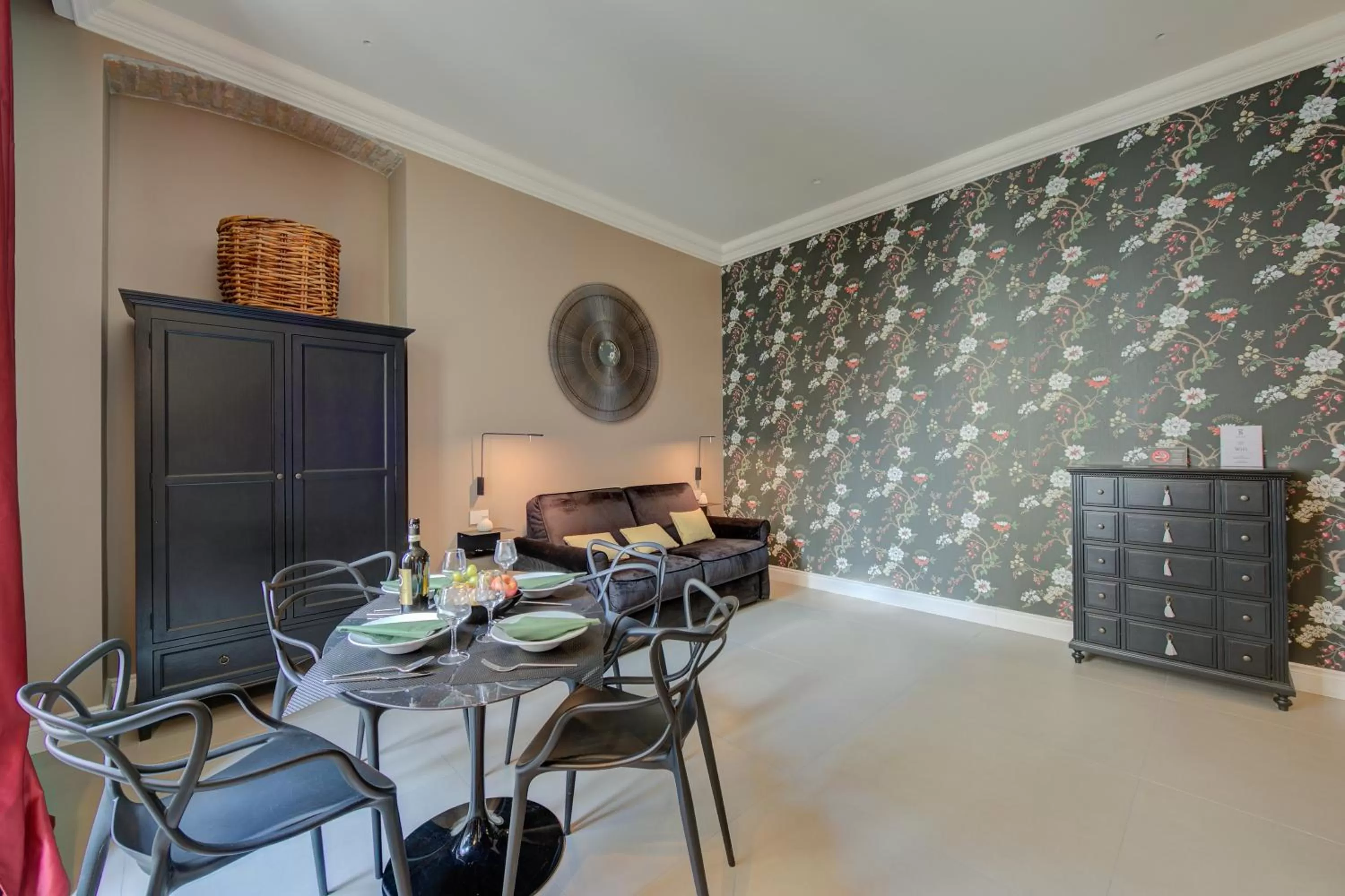 Seating area, Restaurant/Places to Eat in Boutique Central Apartments- Happy Rentals