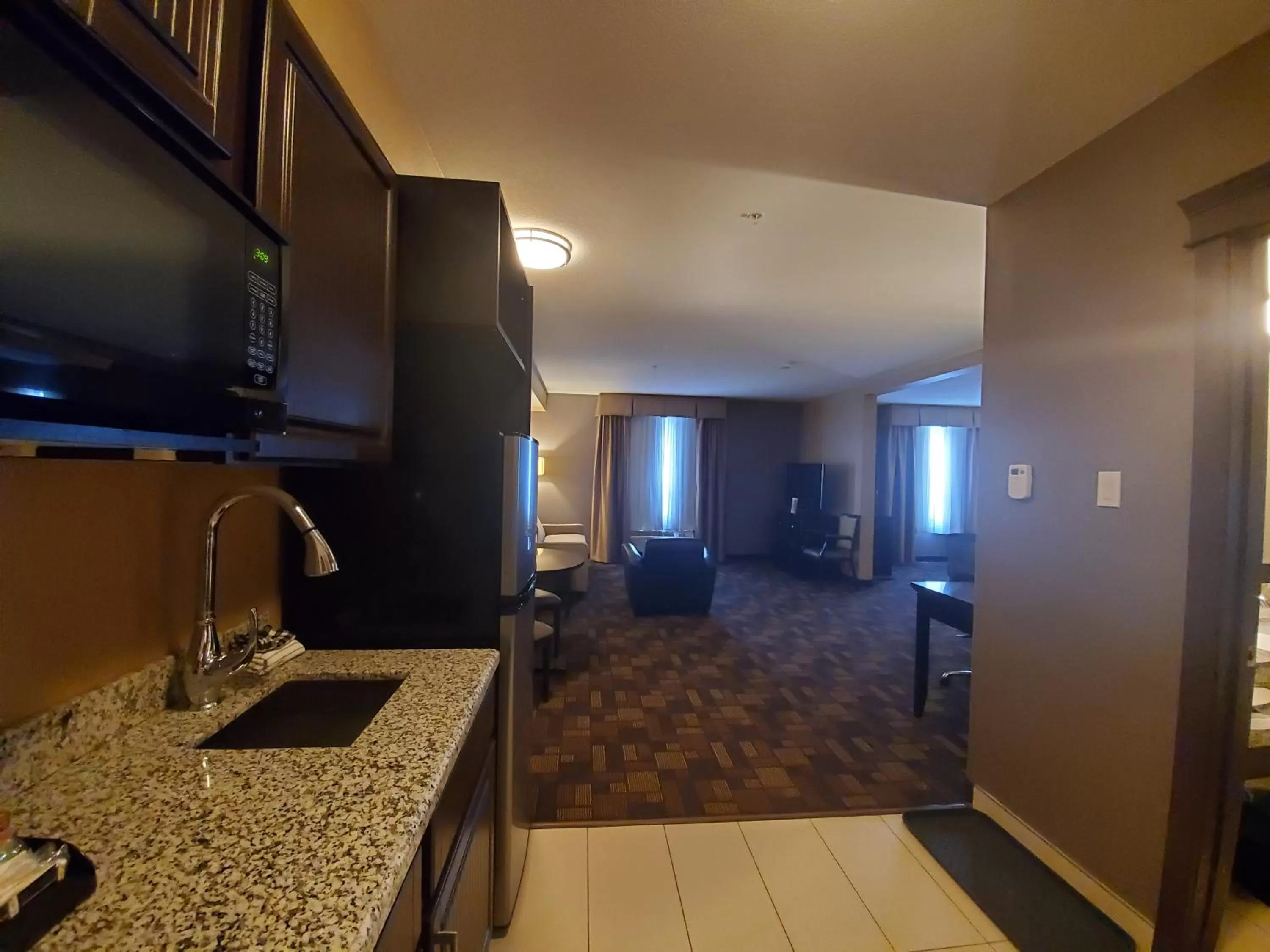 Kitchen or kitchenette in Best Western PLUS Fox Creek