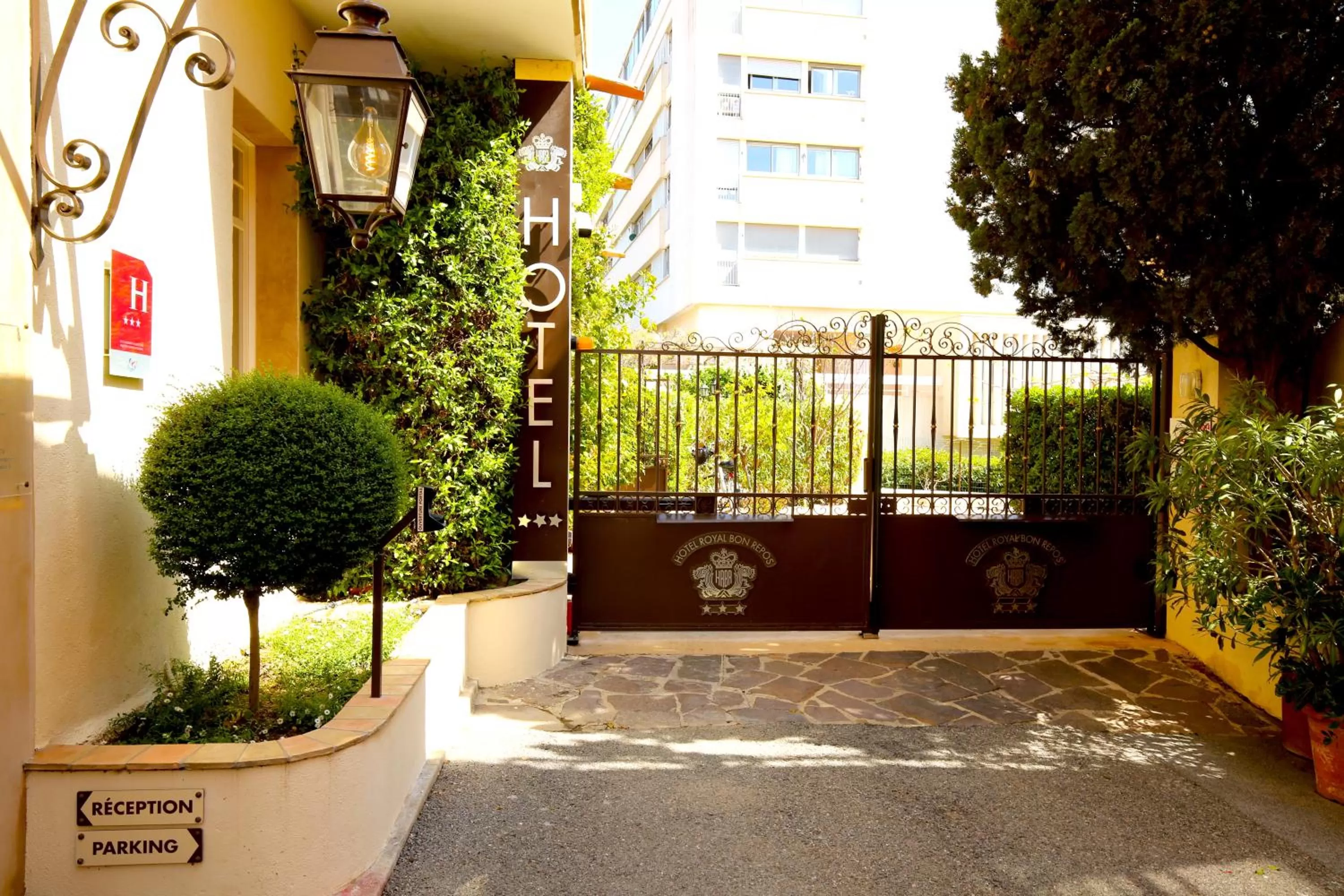 Facade/entrance in Hotel Royal Bon Repos