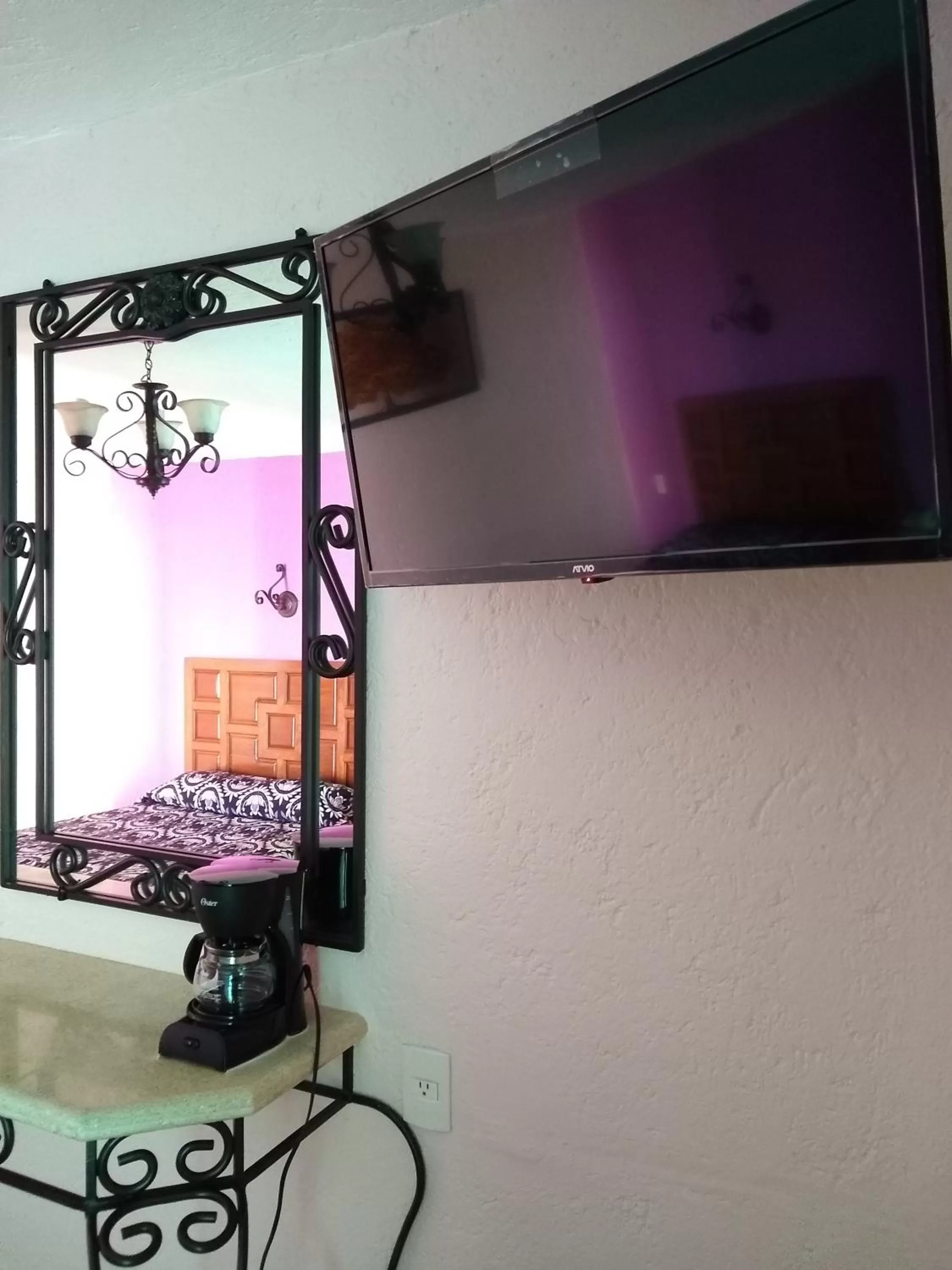 TV and multimedia, TV/Entertainment Center in Hotel Santa Barbara