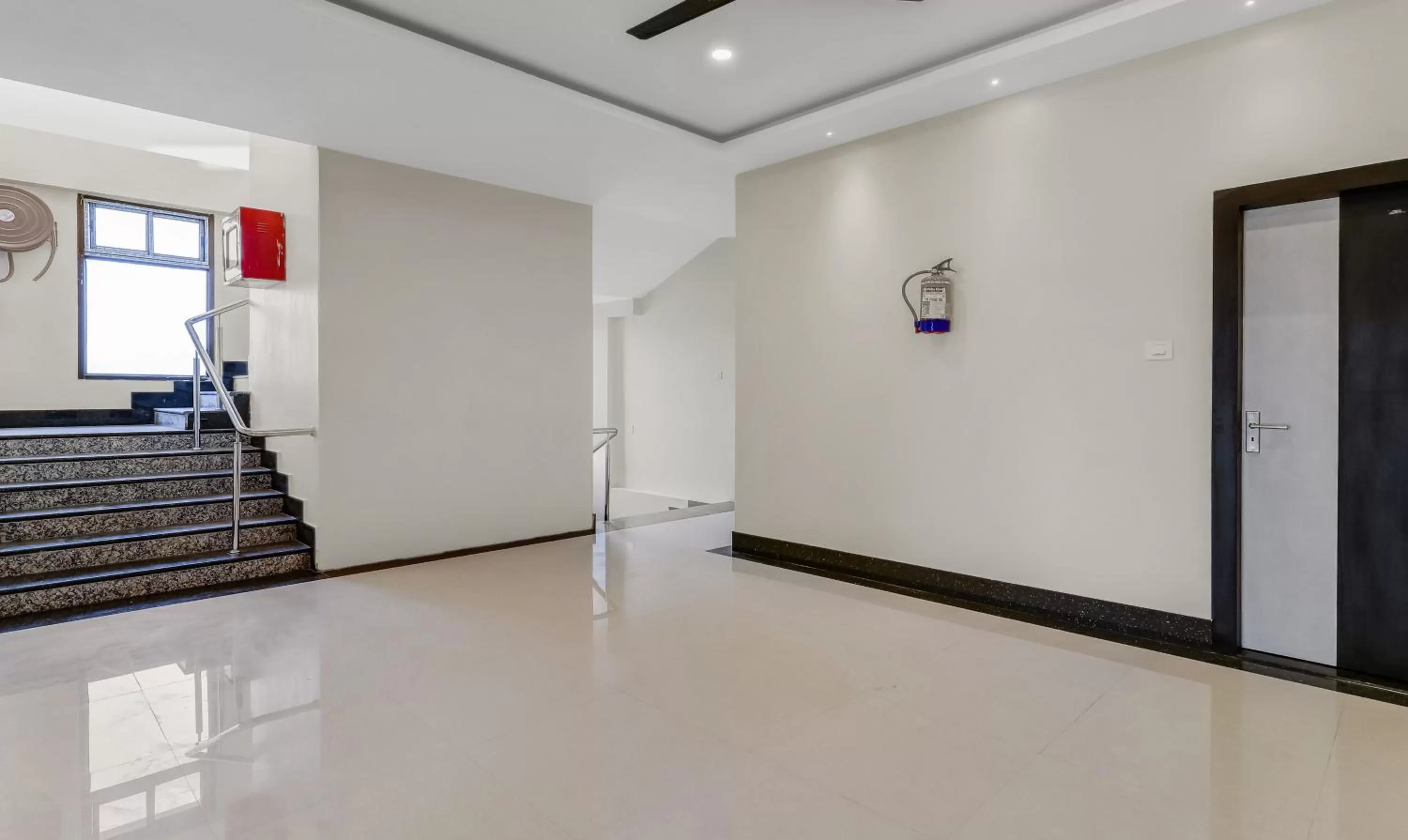 Lobby or reception in Treebo Hotel Mobi VIP Airport