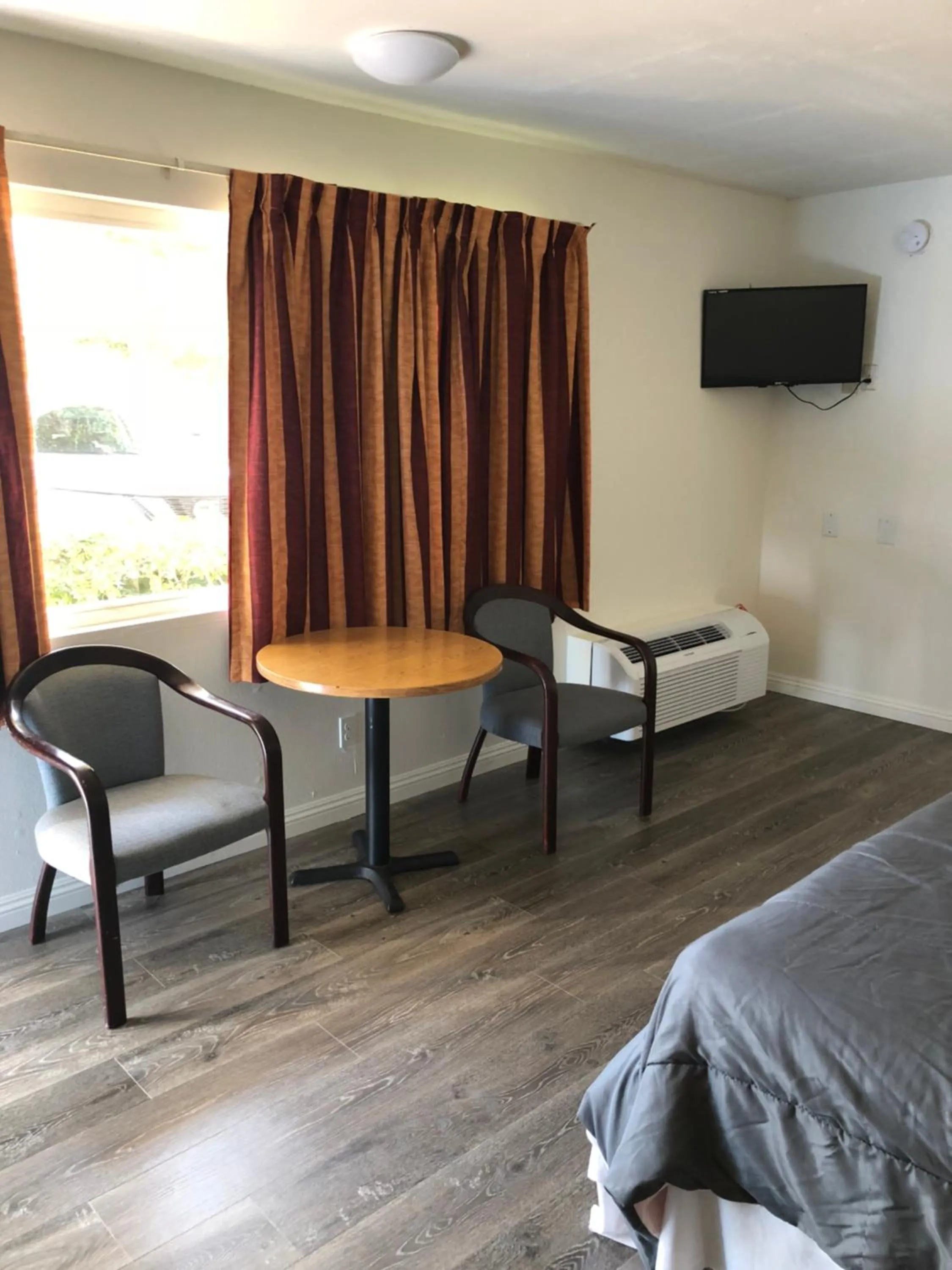 Bed in King Lodge Motel