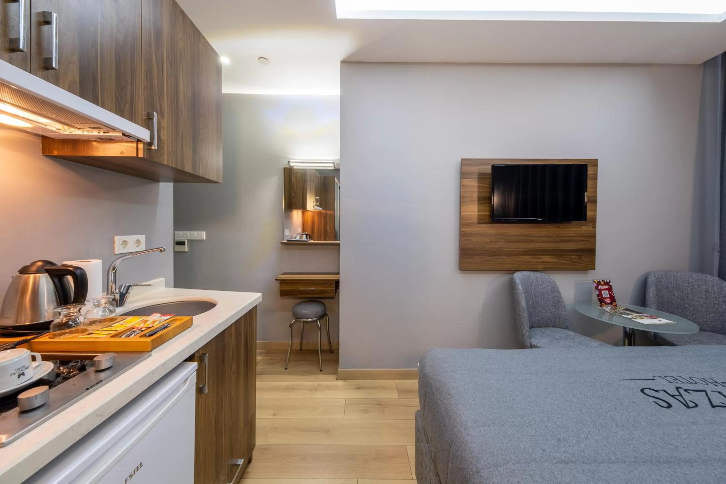 Bed, Kitchen/Kitchenette in Beyzas Hotels & Suites