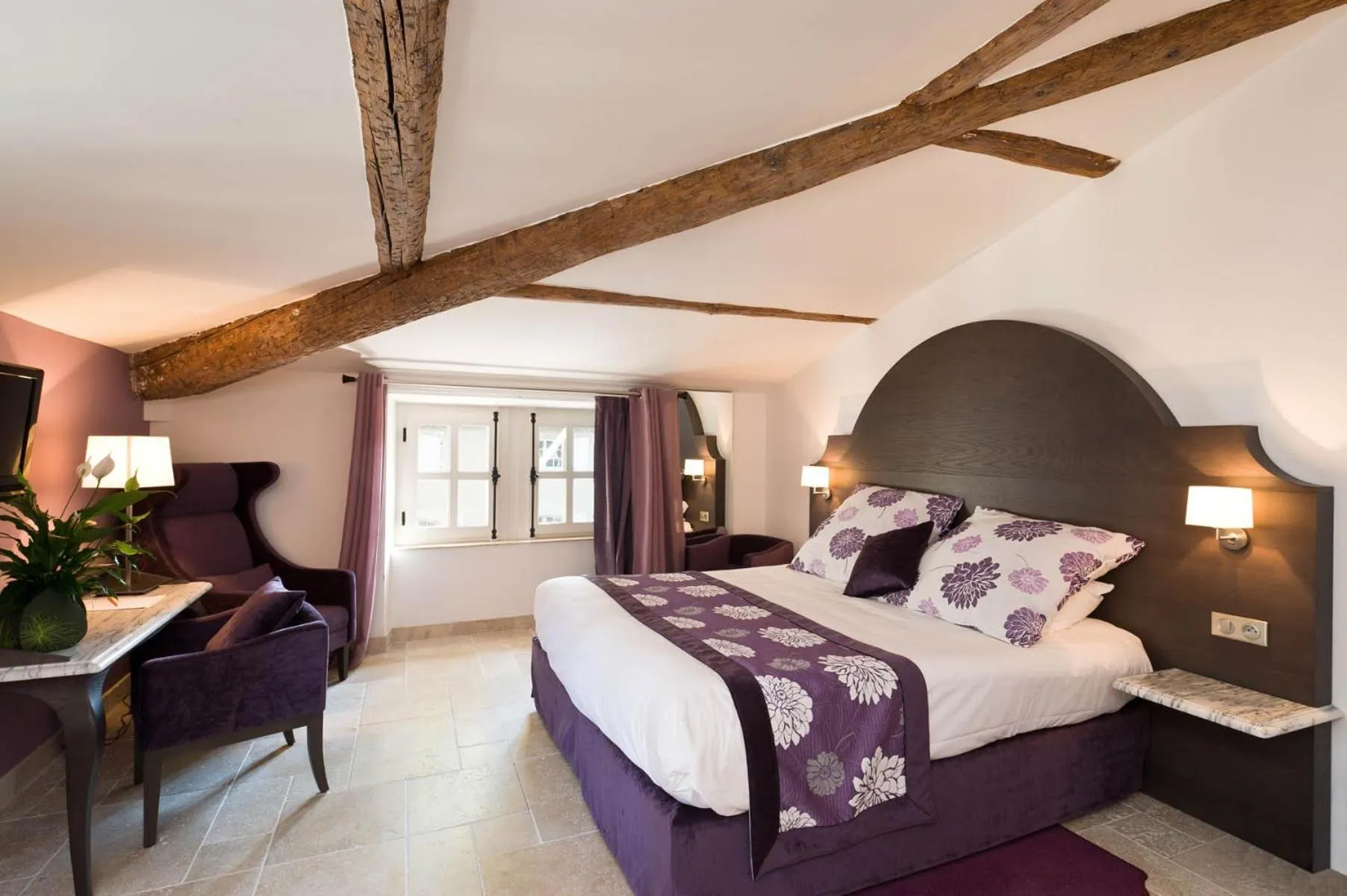 Bed in Moulin de Vernègues Hôtel & Spa