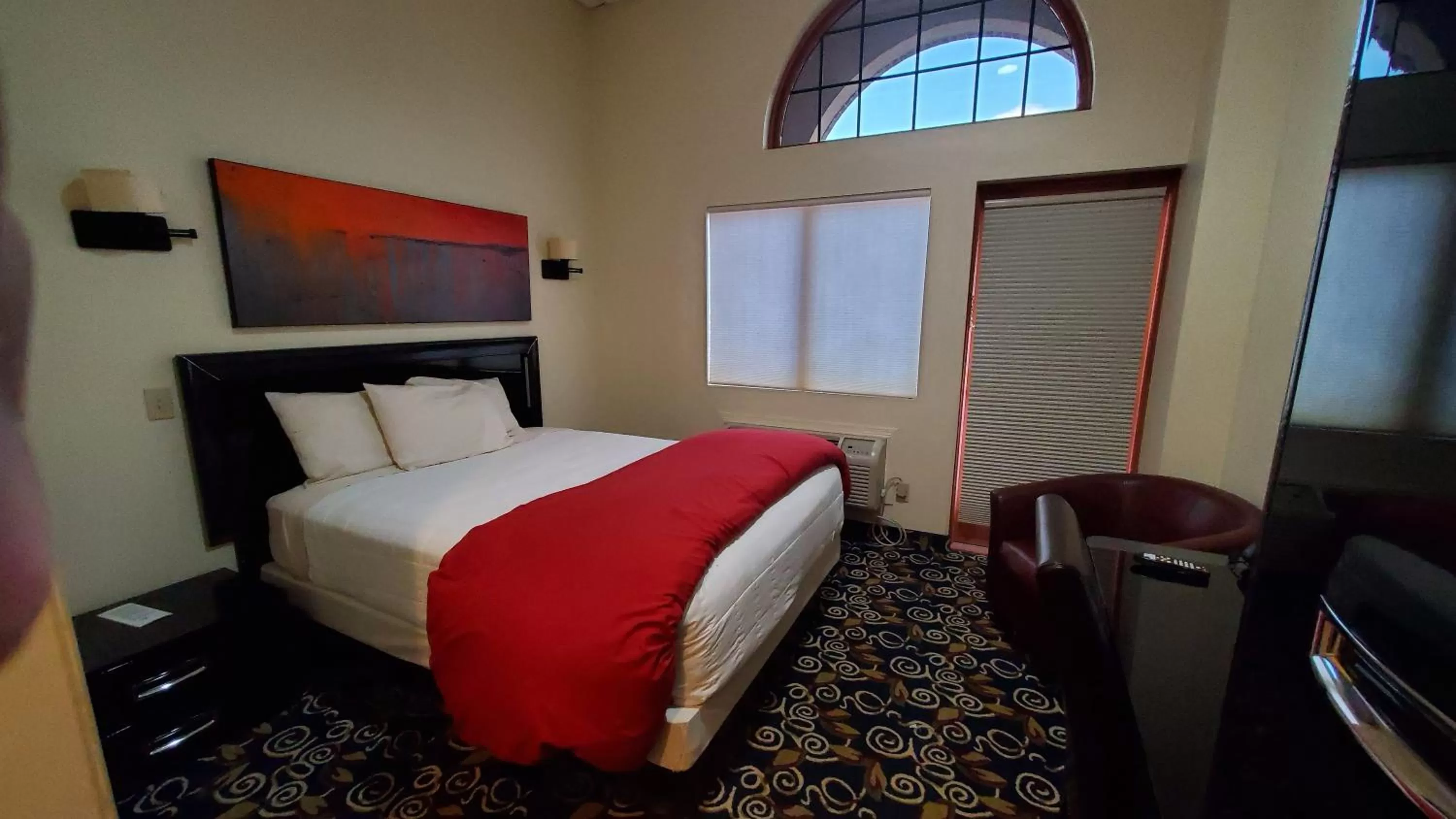 Photo of the whole room in Lowell Inn