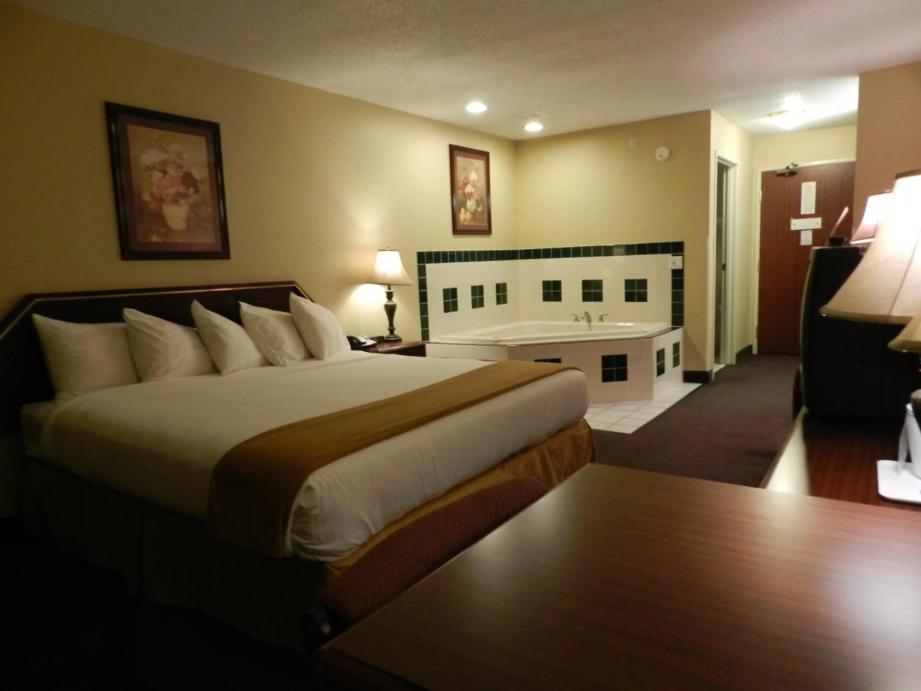 Photo of the whole room, Bed in Luxury Inn & Suites Troy
