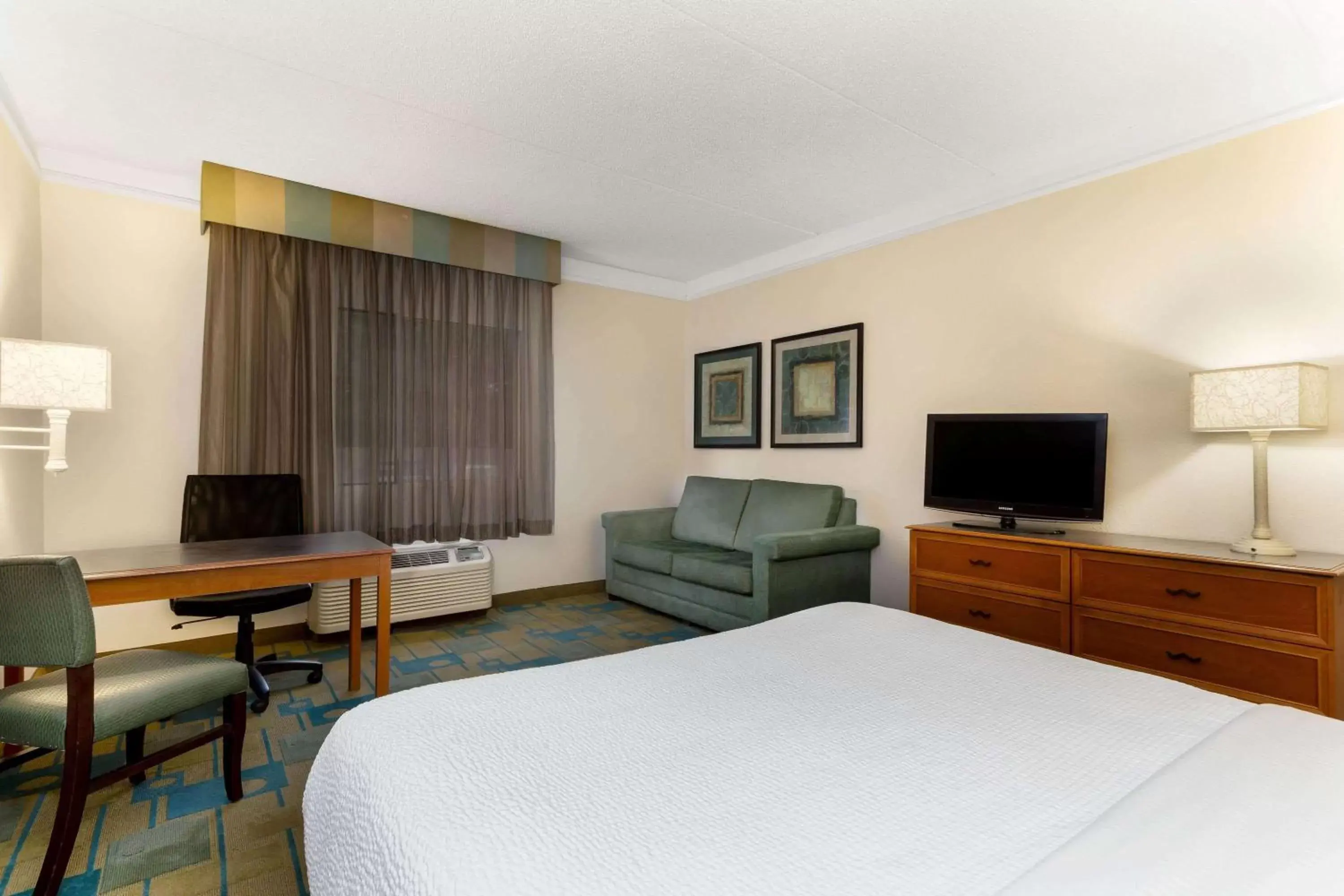 Deluxe King Room in La Quinta by Wyndham St. Pete-Clearwater Airport Deluxe King Room in La Quinta by Wyndham St. Pete-Clearwater Airport