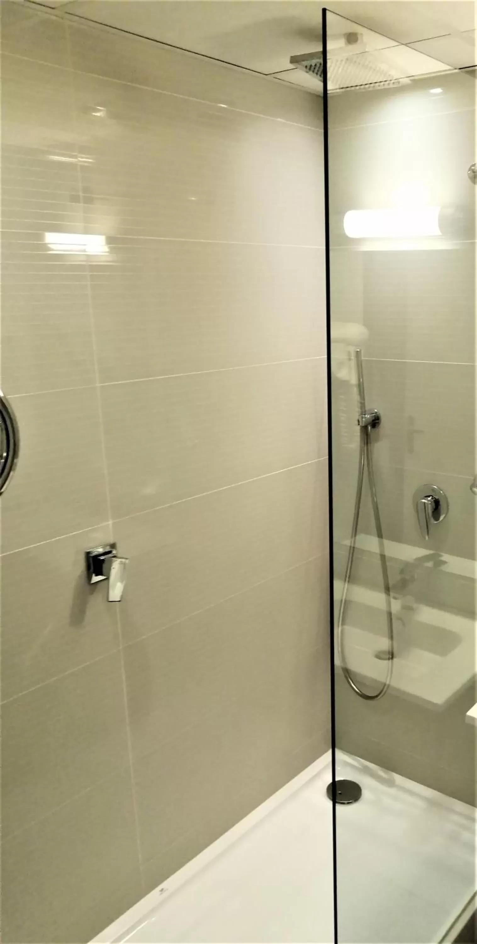 Bathroom in Hotel Inn Paris CDG Airport