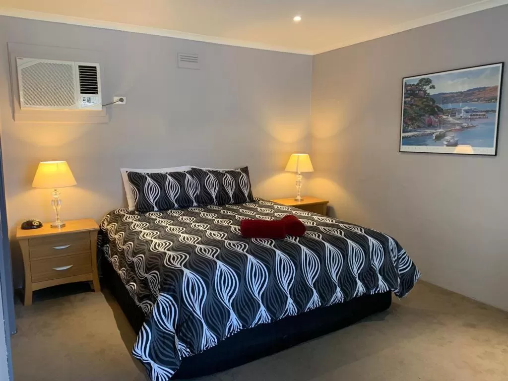 Bed in Motel Mount Gambier