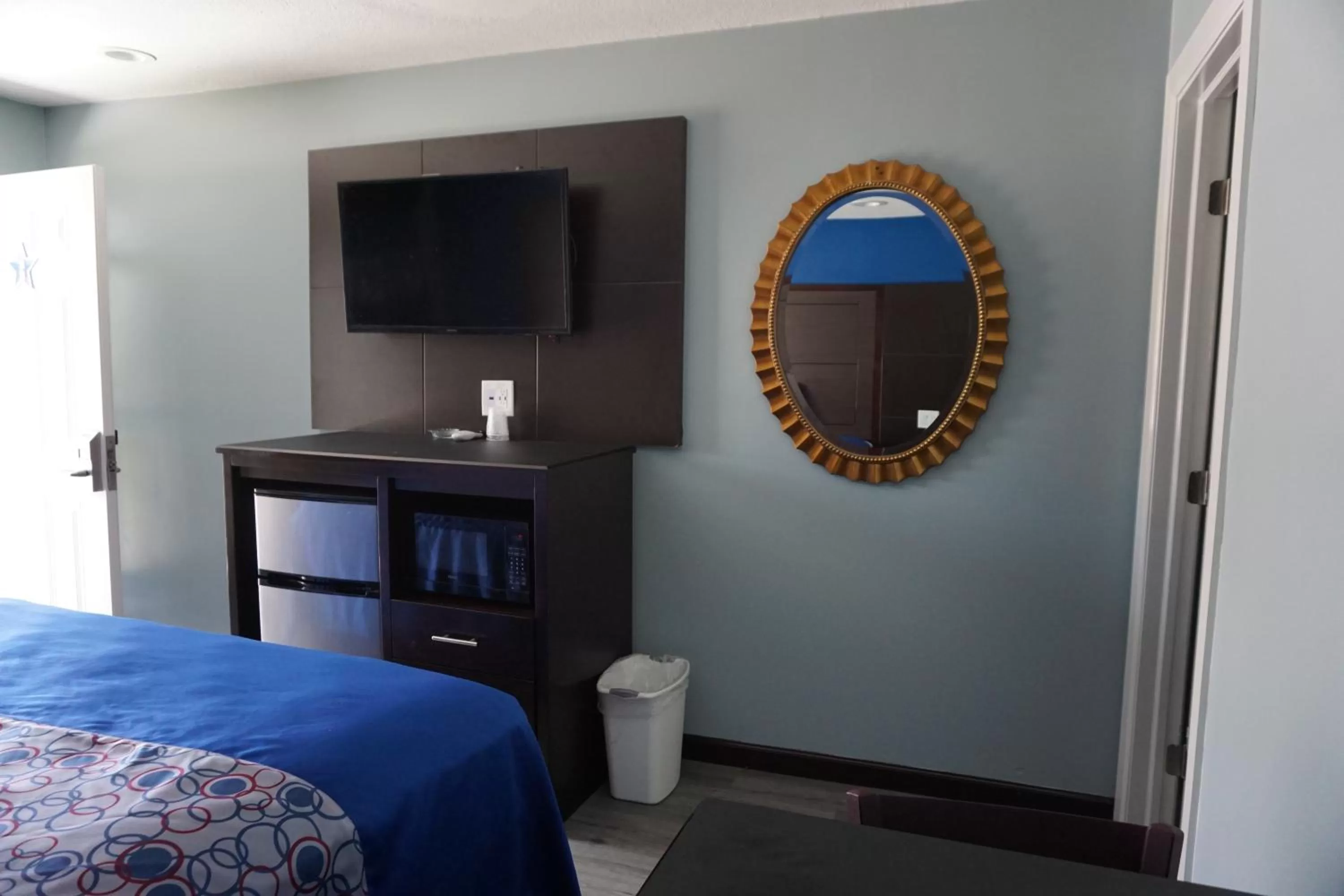 Photo of the whole room, Bed in Star Light Inn