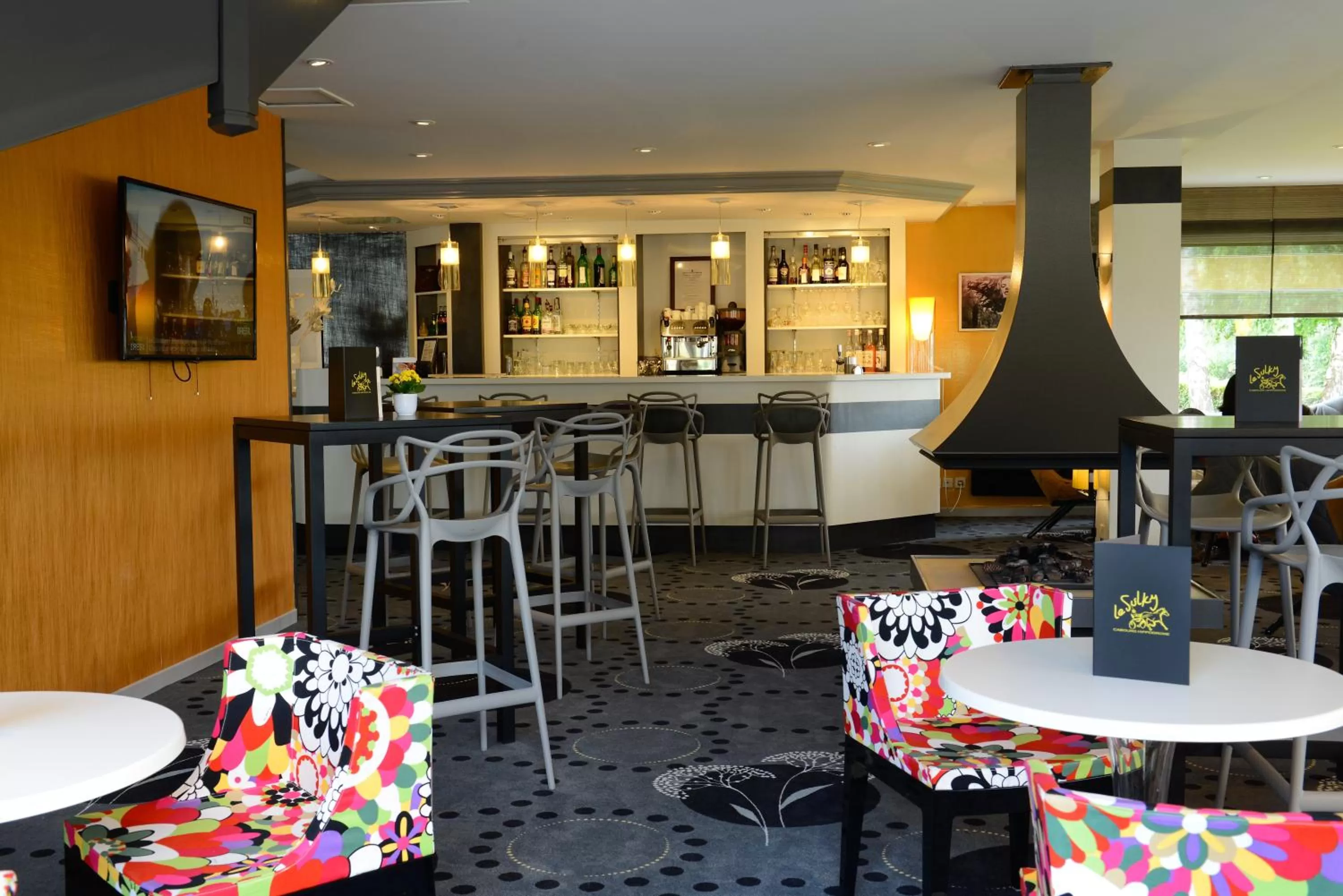 Lounge or bar in Mercure Cabourg Hôtel & Spa