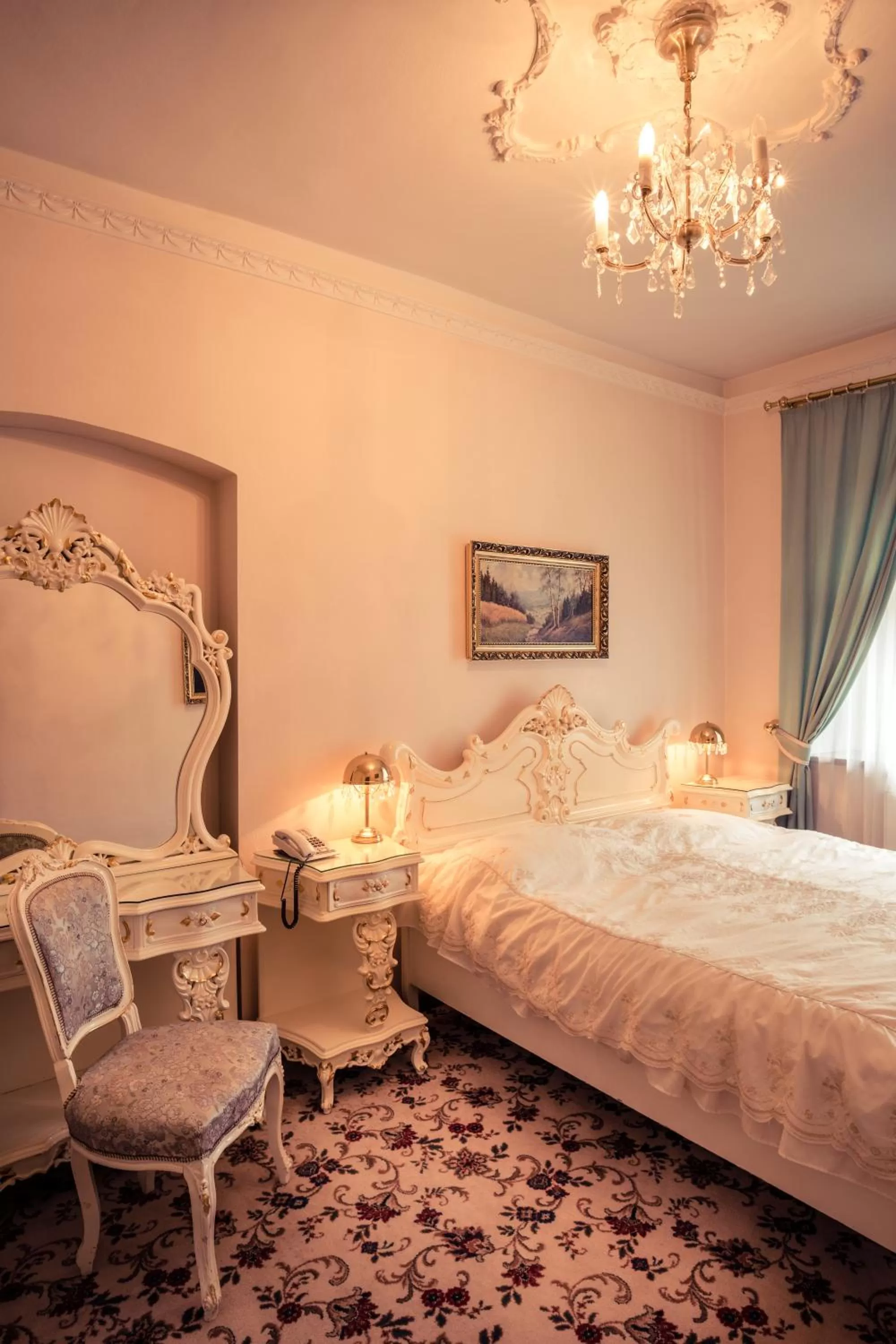 Photo of the whole room, Bed in Gold