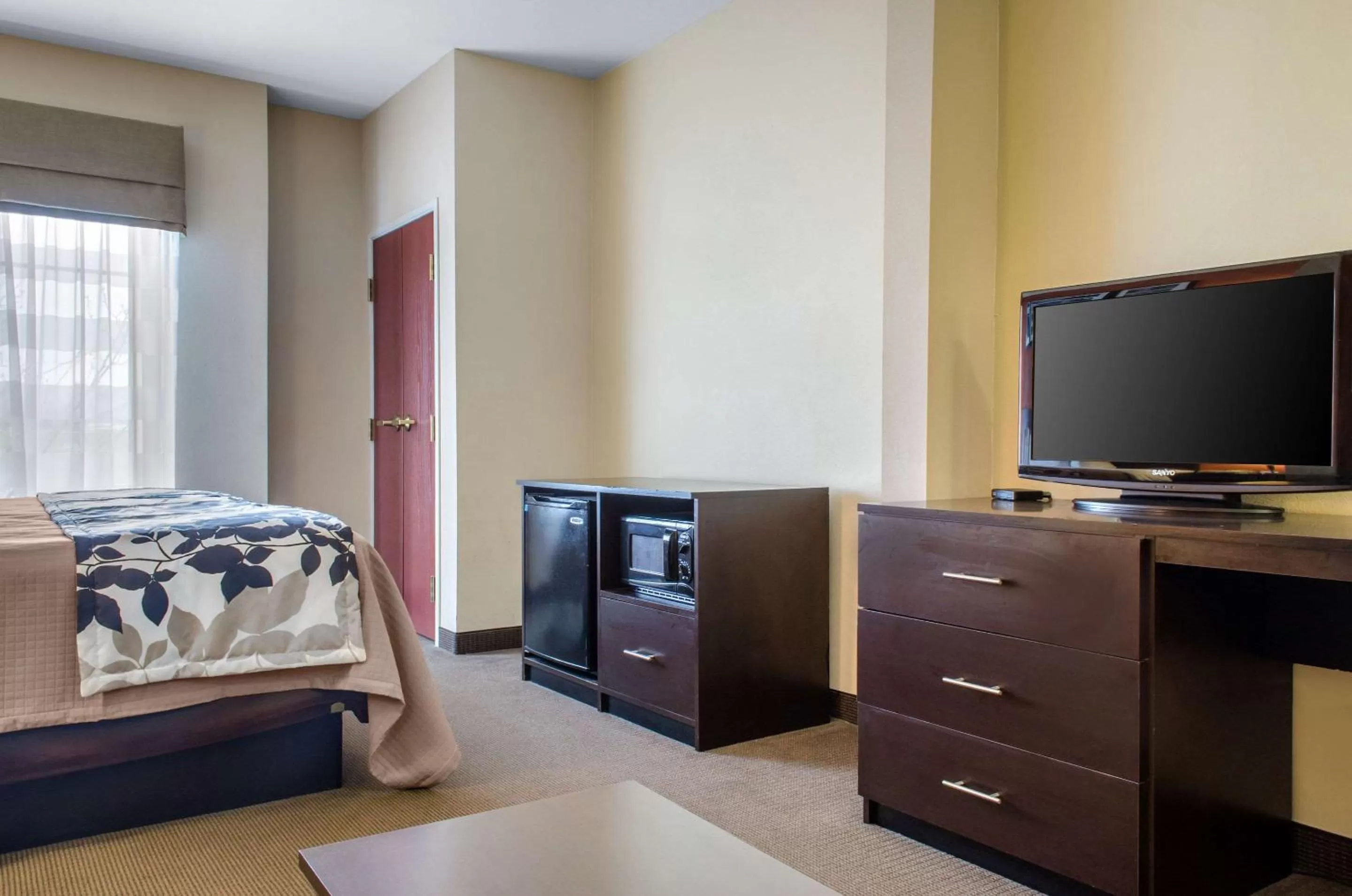 Photo of the whole room, TV/Entertainment Center in Sleep Inn & Suites East Chase