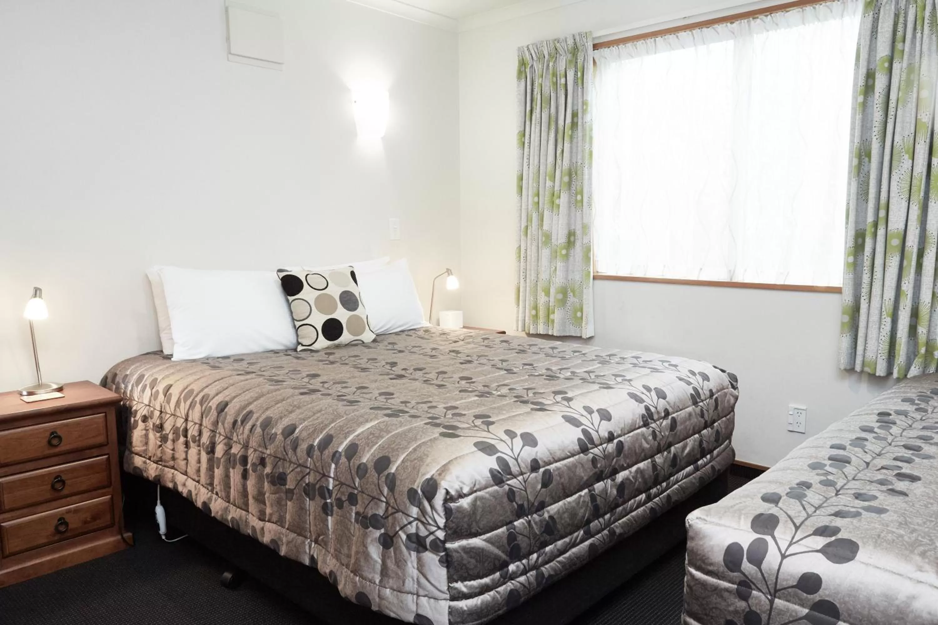 Bedroom, Bed in Admiral Court Motel & Apartments