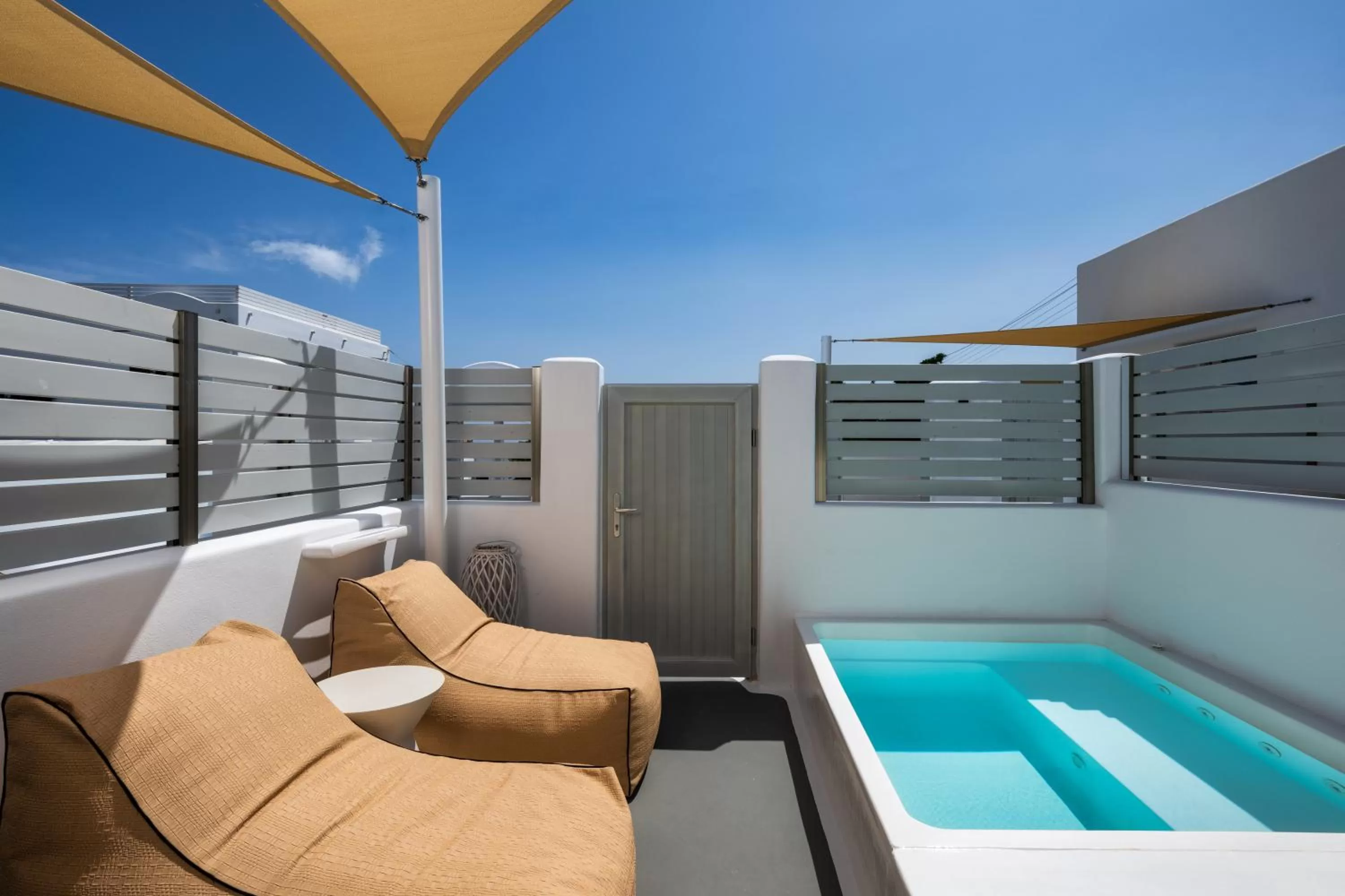 Hot Tub in Hill Suites