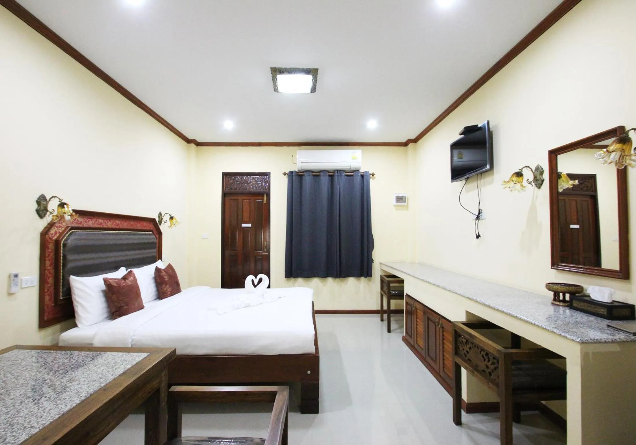 Photo of the whole room, Bed in i Boutique Hotel