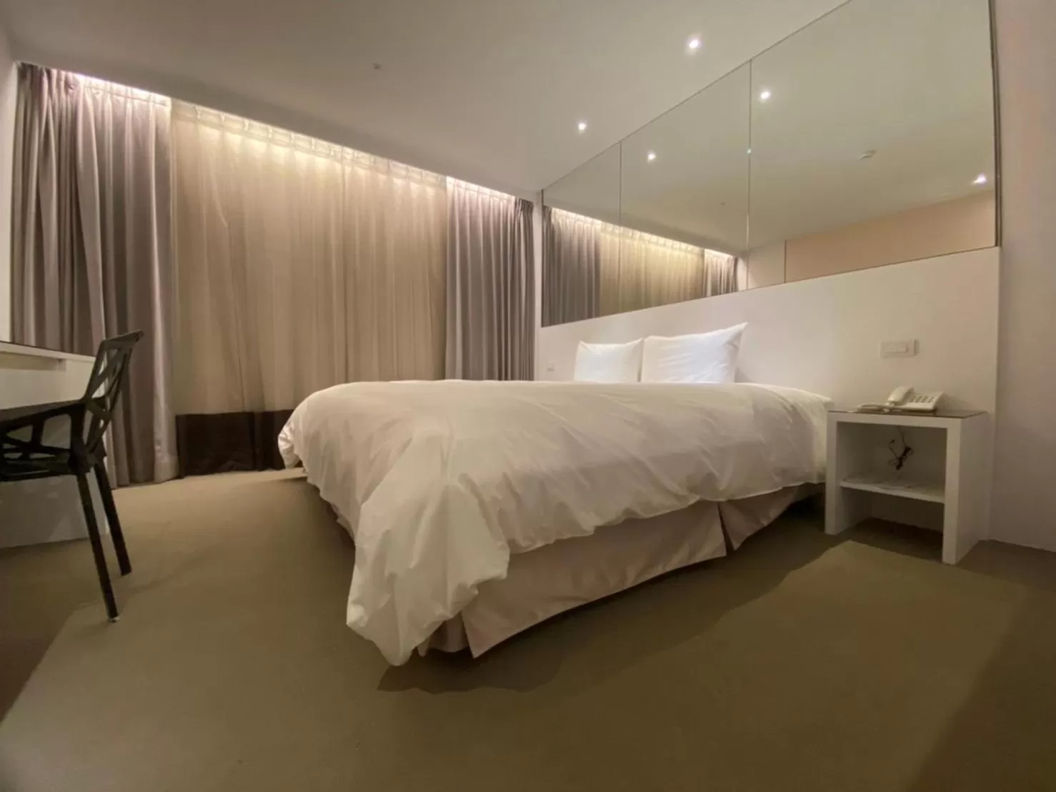 Bed in Artinn藝築文旅-台北站前館