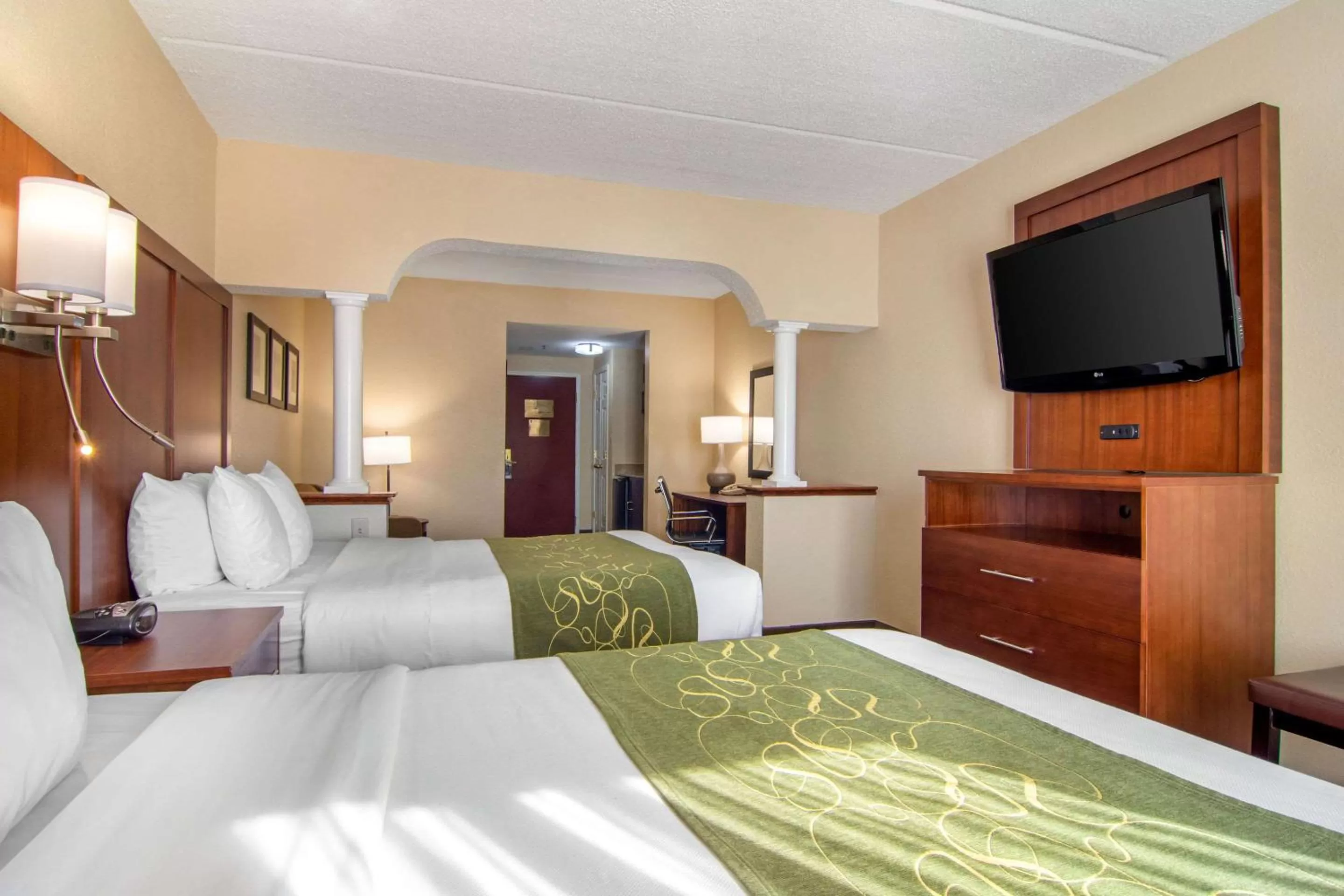 Photo of the whole room, Bed in Comfort Suites Woodstock - Atlanta North