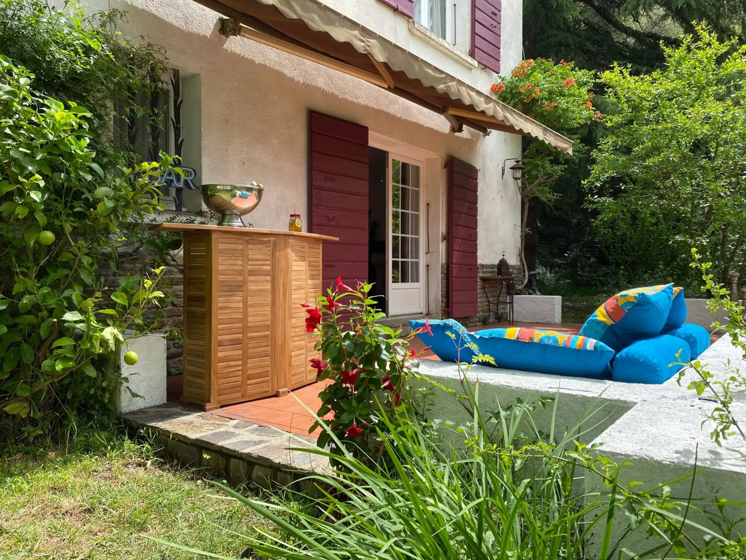 Patio in Villa Riviera Chambres Privées